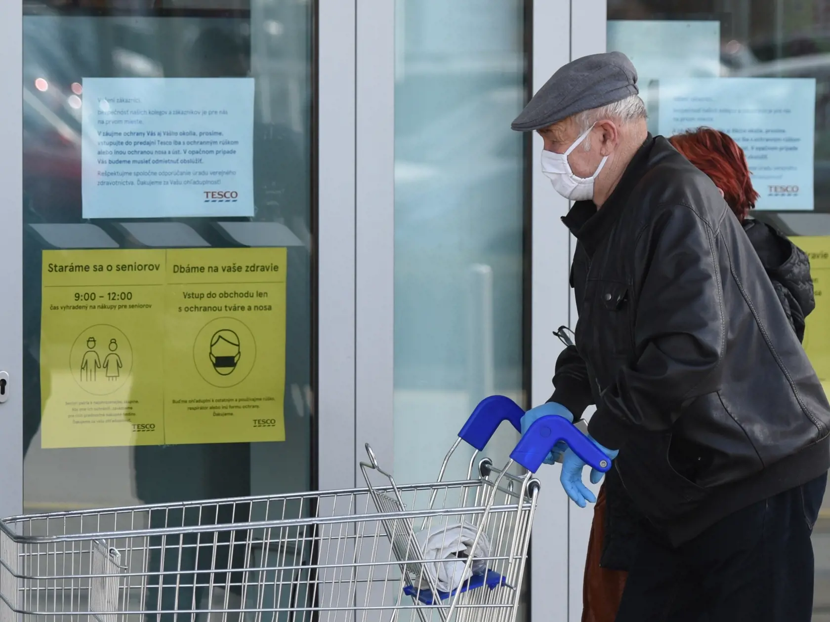 Najohrozenejšia skupina z pohľadu pandémie koronavírusu – seniori,nakupujú vo všetkých reťazcoch prednostne.