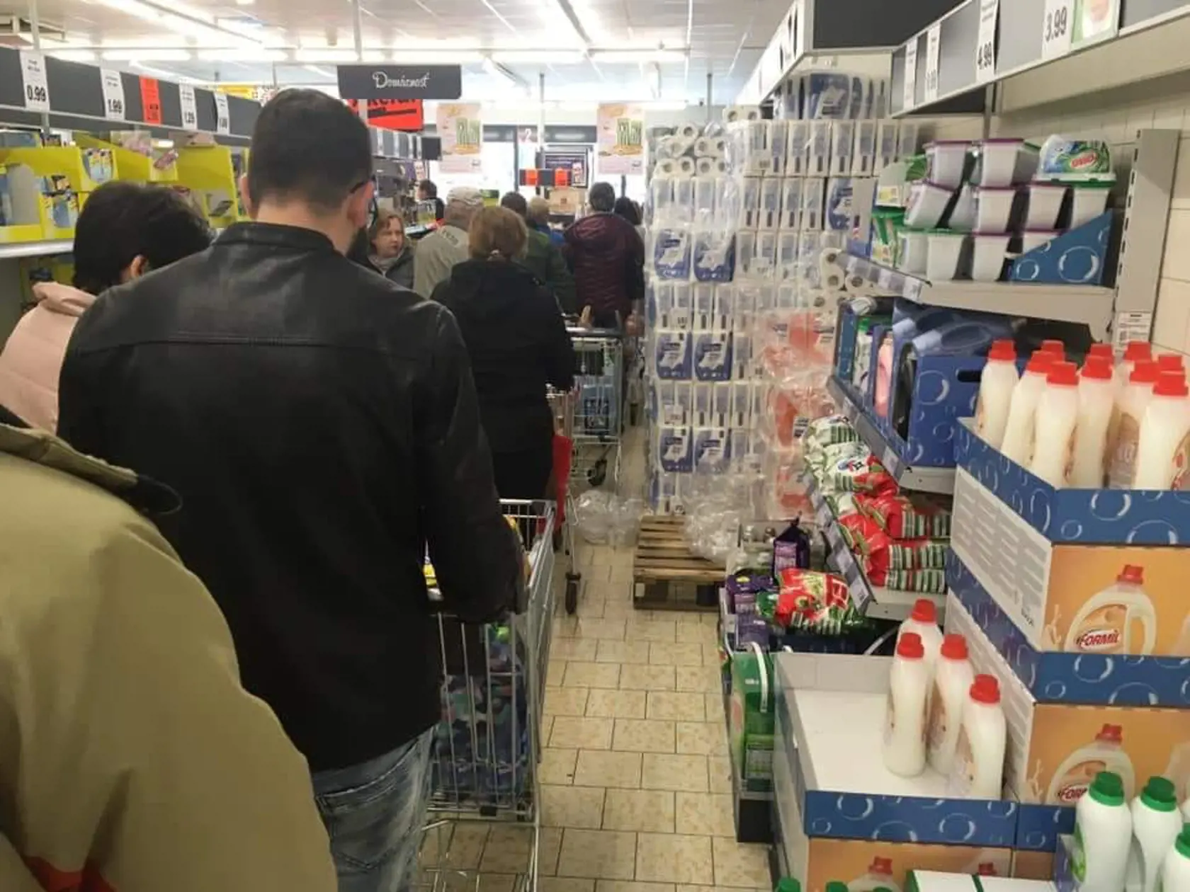 Aj vnútri v obchode musia nakupujúci dodržiavať minimálne metrový odstup.