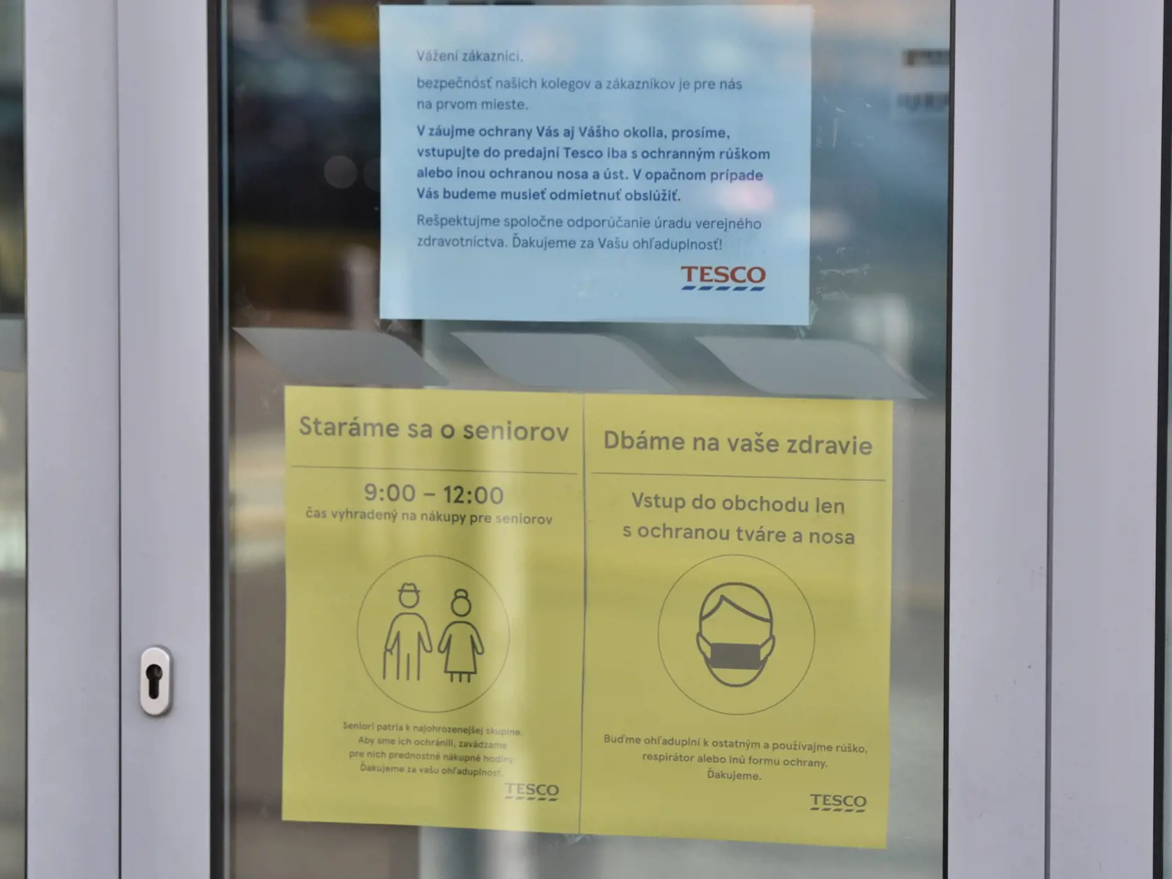 V obchodoch platia prísne hygienické pravidlá.