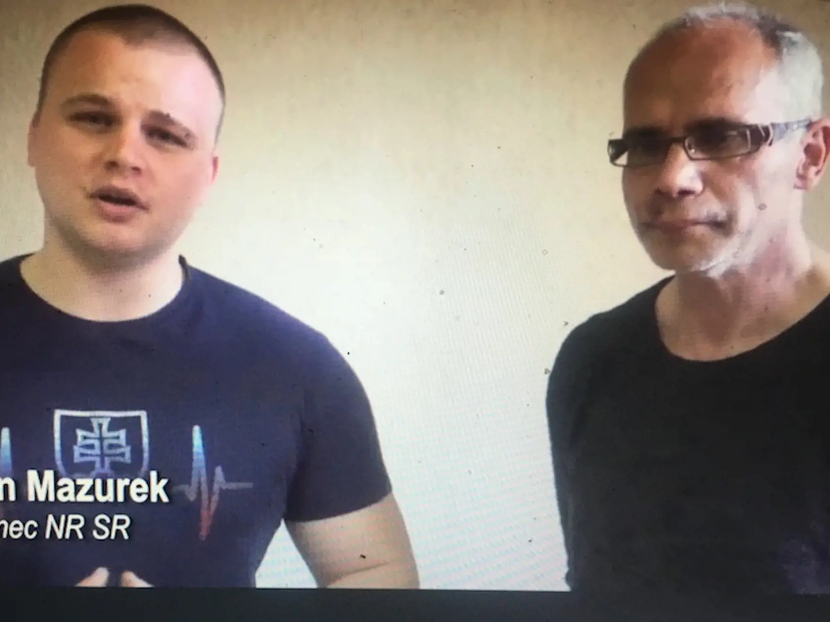 Jozef Király s Milanom Mazurekom. Video, na ktorom sa Mazurek Királya zastával po údajnom útoku osadníkov na bratov Királyovcov, z internetu zmizlo.