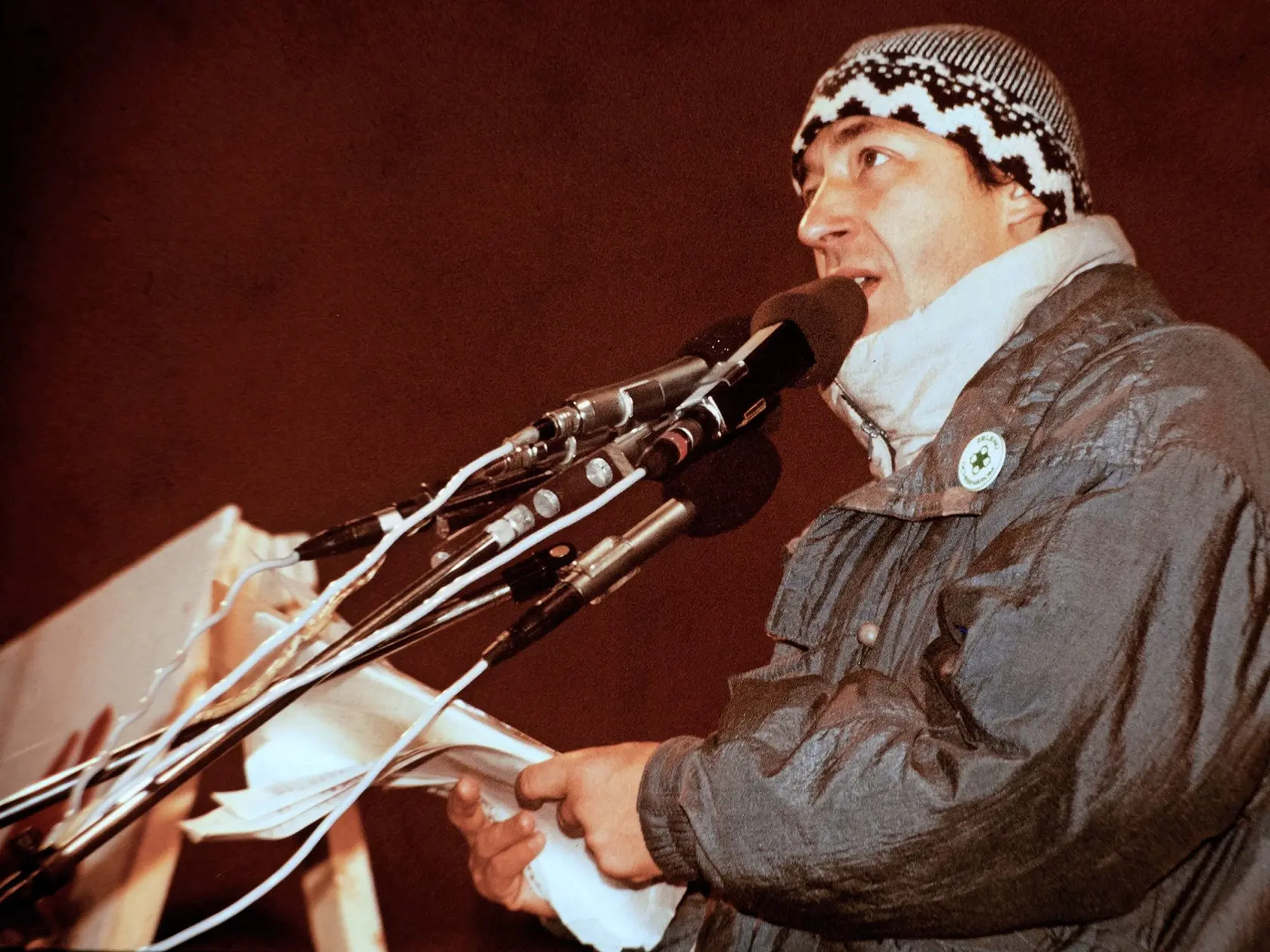 Ján Budaj v „plnej poľnej“ s legendárnou „budajkou“ vyzbrojený papiermi.