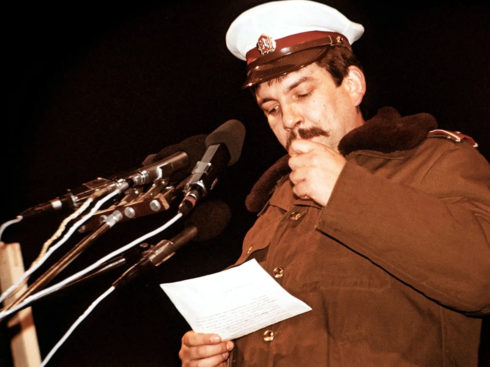 Nakoniec si trúfli postaviť sa na námestí pred davy aj niektorí policajti. Už nie ako predĺžená ruka režimu.