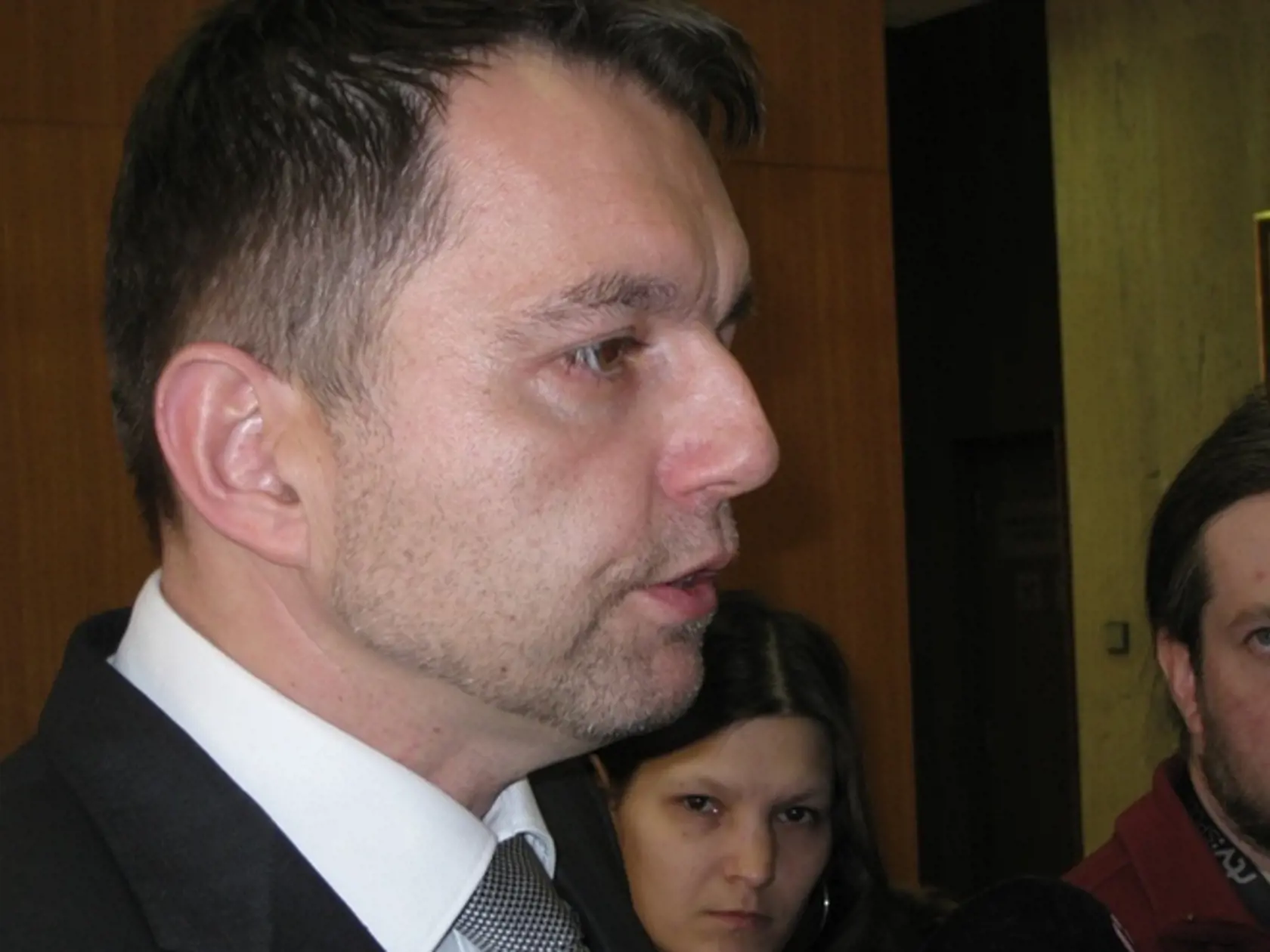 MINISTER
KAŽIMÍR:
Odborník mu
tento imidž
neodporúča.
