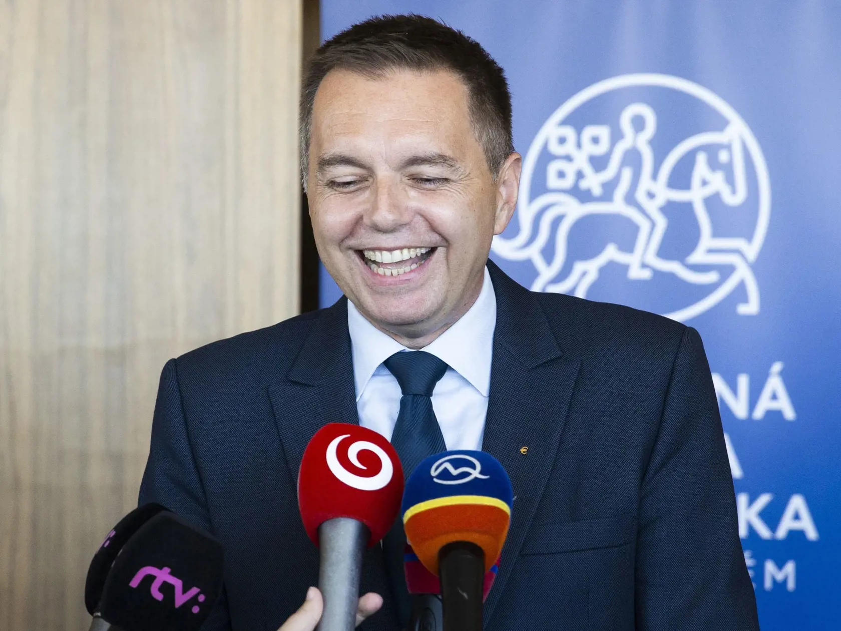 Guvernér NBS: Peter Kažimír si na novom poste finančne prilepší. Mesačne by mal poberať okolo 20-tisíc eur.
