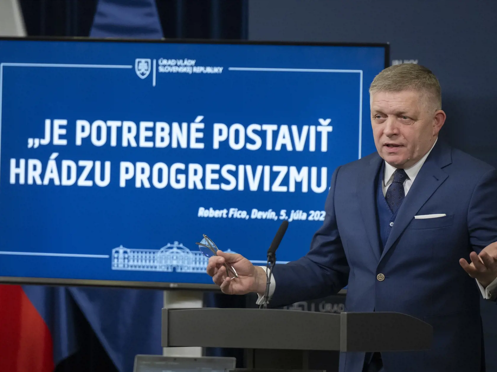 Na snímke premiér SR Robert Fico (Smer-SD) gestikuluje počas tlačovej konferencie na tému  Ústavná hrádza proti progresivizmu v Bratislave v pondelok 27. januára 2025. FOTO TASR - Martin Baumann
