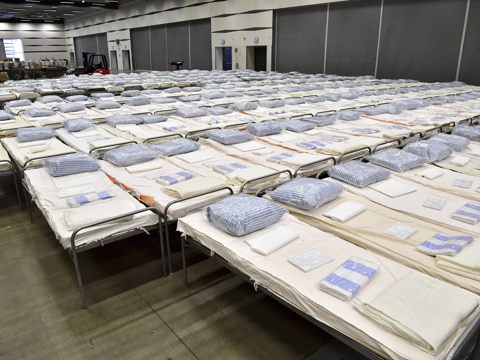 Poľná nemocnica poskytujúca kvalitnú starostlivosť o pacientov s koronavírusom postavená vo výstavnom centre Stockholmsmassan v južnom Štokholme vo Švédsku.