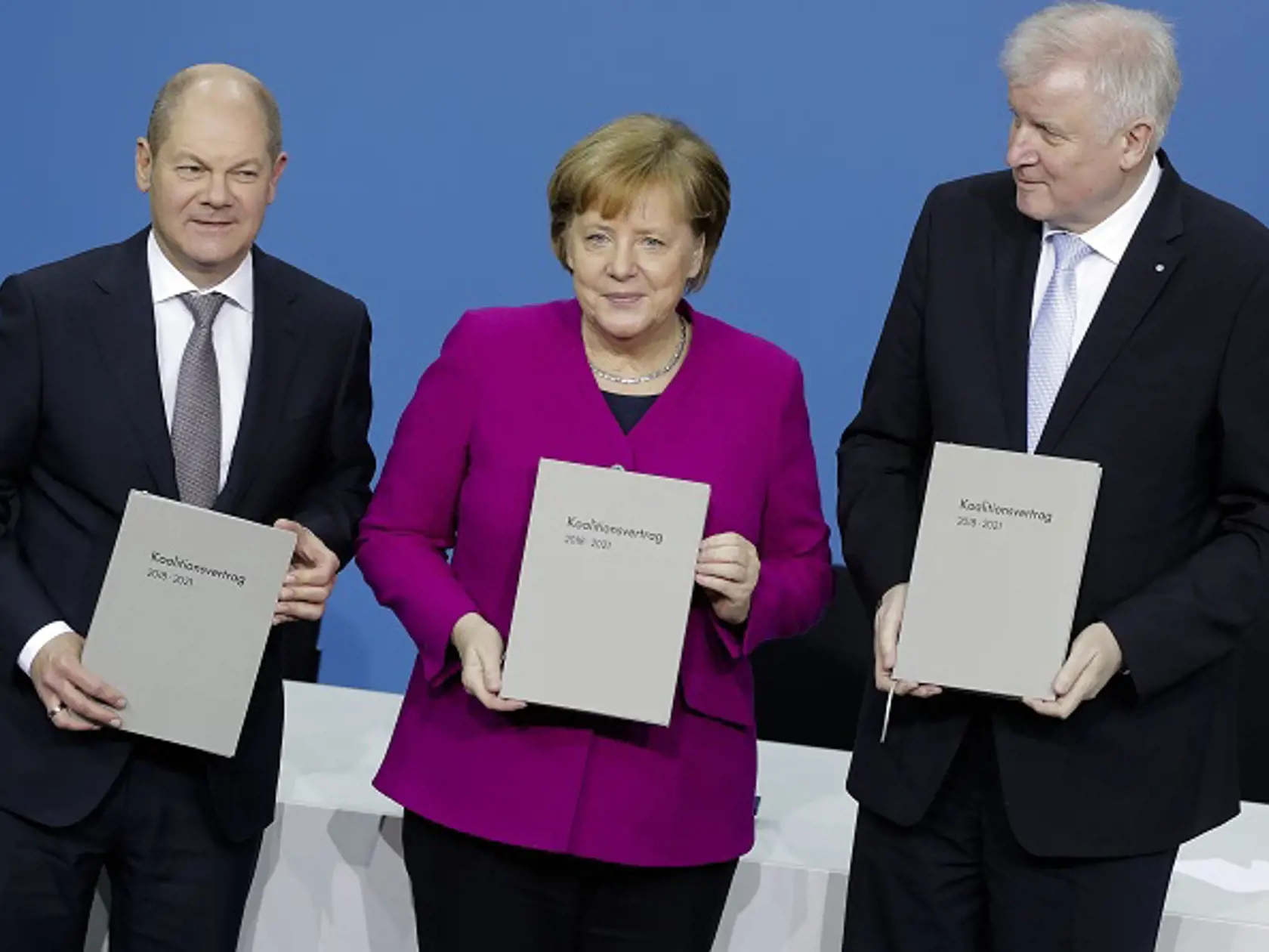 Nemecký minister financií Olaf Scholz a Angela Merkelová držia výročnú správu o stave hospodárstva na rok 2019/2020 v Berlíne.