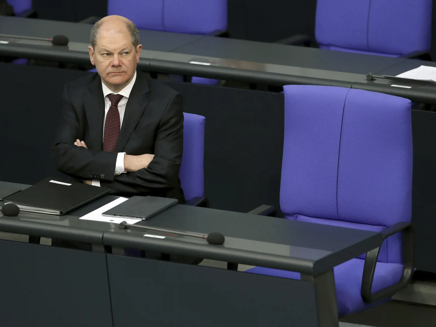 Nemecký minister financií Olaf Scholz sedí vedľa prázdneho miesta nemeckej kancelárky  Angely Merkelovej počas zasadnutia nemeckého federálneho parlamentu Bundestag v Berlíne.