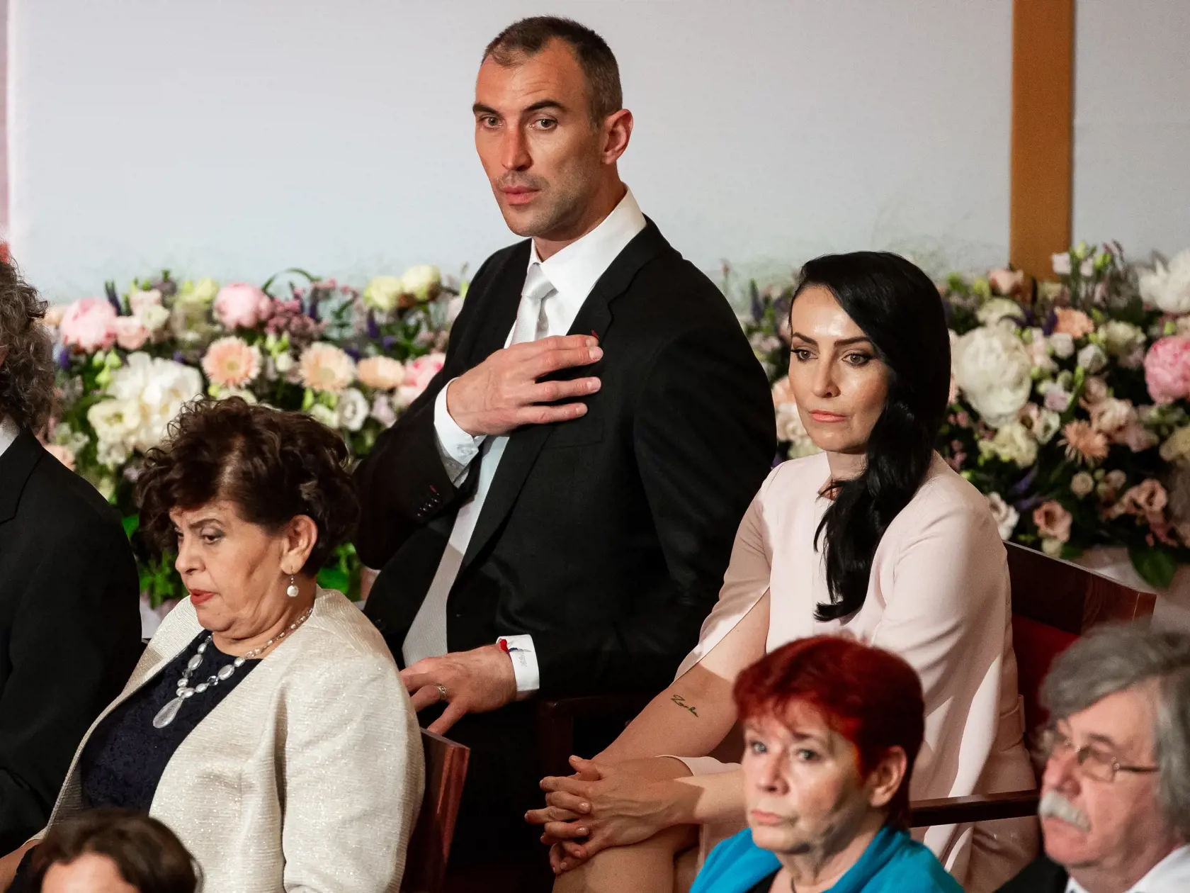 V spoločnosti Zdena Cháru nedávno prevzala štátne vyznamenanie udelené jej zosnulému manželovi.