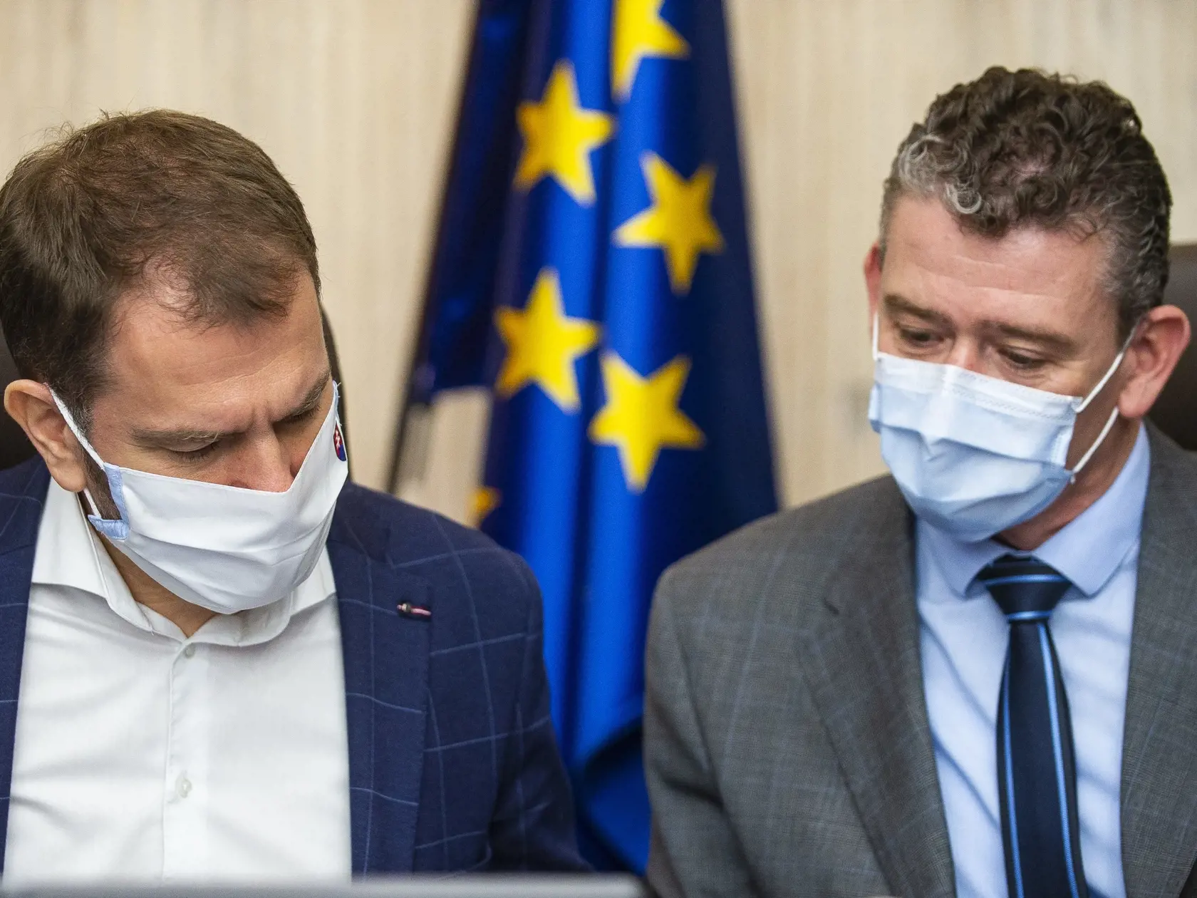 Na snímke je predseda vlády SR Igor Matovič a vpravo minister vnútra SR Roman Mikulec (obidvaja OĽaNO) počas zasadnutia vlády.