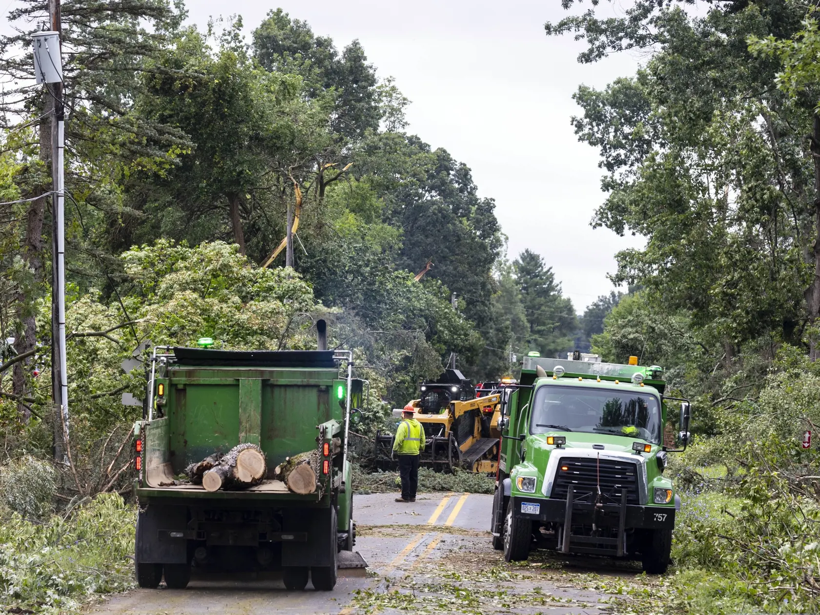 WA 13 okres Kent - Pracovníci odstraňujú z cesty polámané konáre stromov po vyčíňaní tornáda v okrese Kent, americkom štáte Michigan v piatok 25. augusta 2023. Najmenej sedem tornád sa prehnalo americkým štátom Michigan počas silných búrok, ktoré si vyžiadali súhrnne päť životov. Tornáda odtrhli strechy z budov, pováľali stromy a ich následkom ostali státisíce obyvateľov bez elektriny. FOTO TASR/AP

The Kent County Road Commission clears fallen trees from Division Avenue North between 6 and 7 Mi