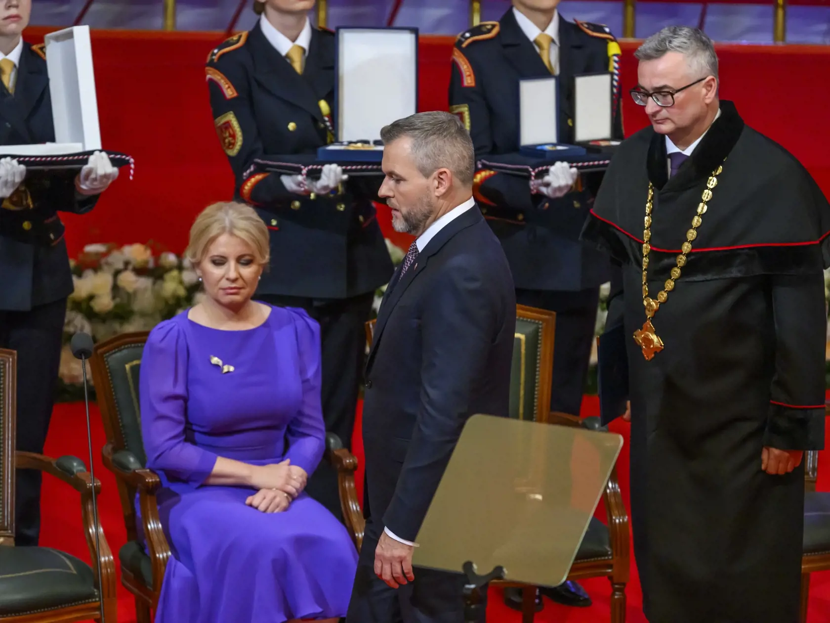 Na snímke uprostred prezident SR Peter Pellegrini počas príhovoru na slávnostnej schôdzi Národnej rady SR pri príležitosti zloženia sľubu prezidenta SR v priestoroch budovy Slovenskej filharmónie 15. júna 2024 v Bratislave. Vľavo bývalá prezidentka SR Zuzana Čaputová a vpravo predseda Ústavného súdu SR Ivan Fiačan. FOTO TASR - Jaroslav Novák