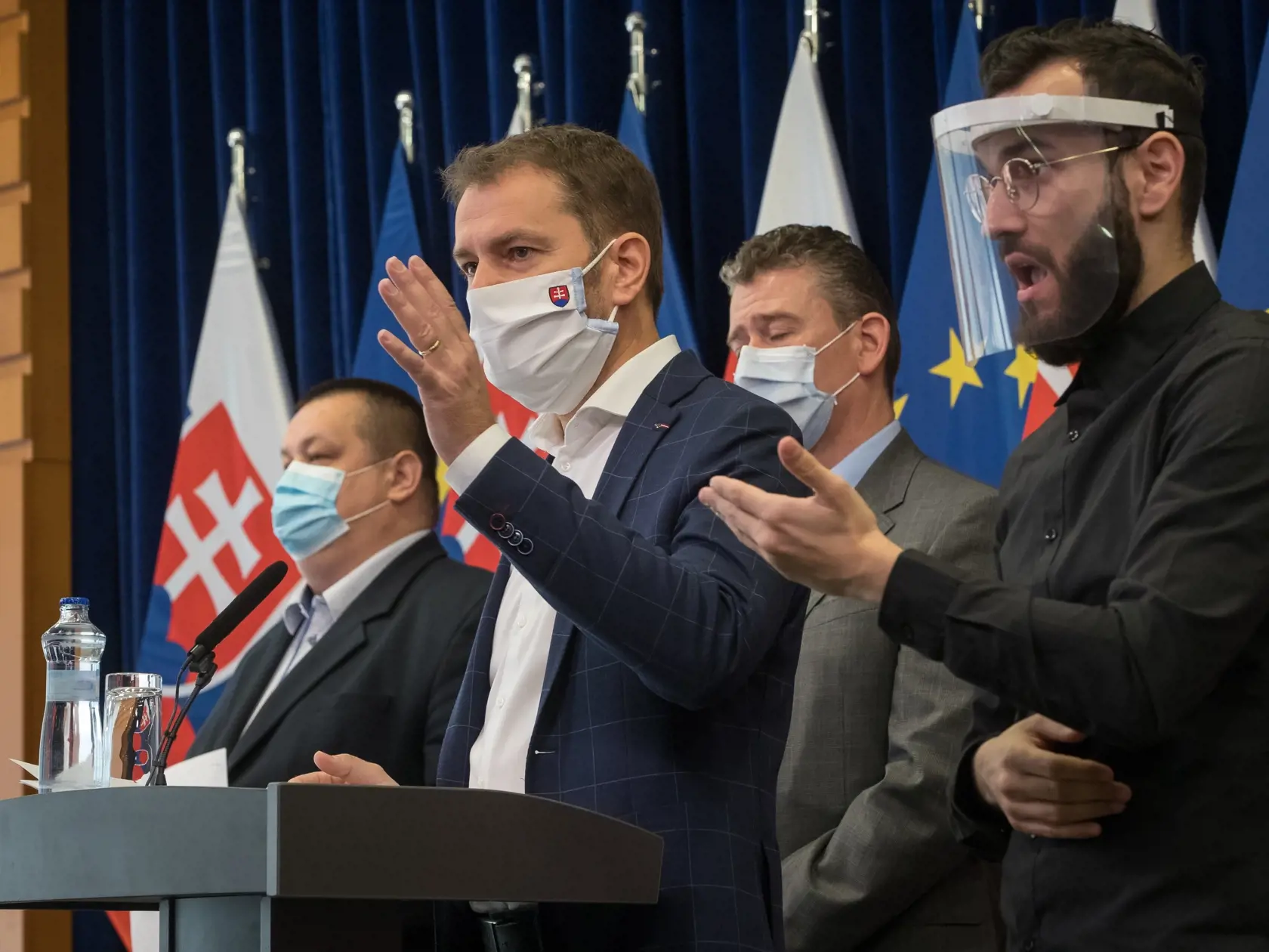 Tlačová beseda s predstaviteľmi vlády po zasadnutí krízového štábu. Premiér Igor Matovič informoval o výraznom rozšírení balíka bezpečnostných opatrení. Na snímke zľava je hlavný hygienik Ján Mikas, premiér Igor Matovič a minister vnútra Roman Mikulec.