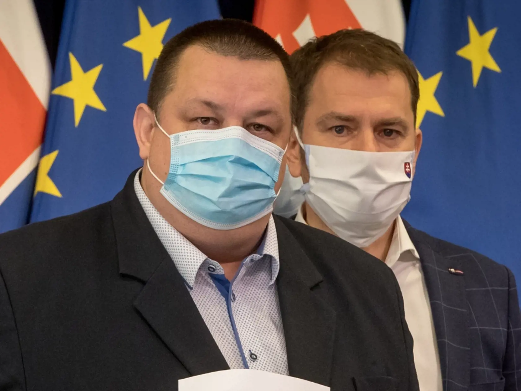 Tlačová beseda s predstaviteľmi vlády po zasadnutí krízového štábu. Premiér Igor Matovič informoval o výraznom rozšírení balíka bezpečnostných opatrení. Na snímke zľava je minister zdravotníctva Marek Krajčí, hlavný hygienik Ján Mikas a premiér Igor Matovič.