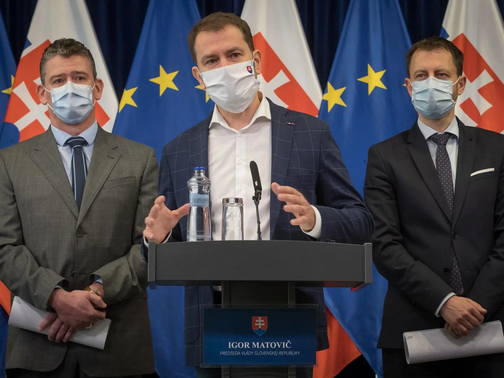 Tlačová beseda s predstaviteľmi vlády po zasadnutí krízového štábu. Premiér Igor Matovič informoval o výraznom rozšírení balíka bezpečnostných opatrení. Na snímke zľava je minister vnútra Roman Mikulec, premiér Igor Matovič a minister financií Eduard Heger. 