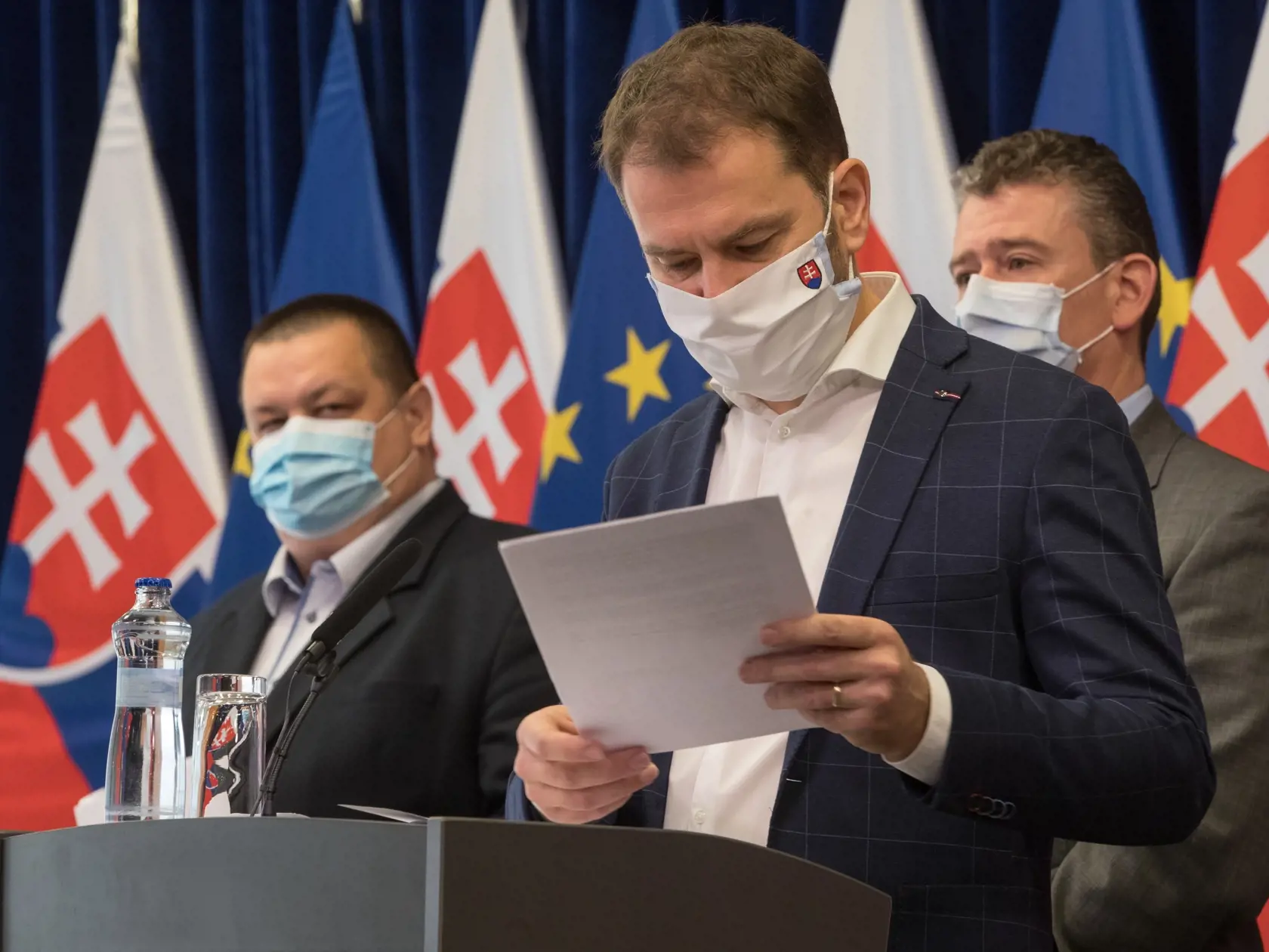 Tlačová beseda s predstaviteľmi vlády po zasadnutí krízového štábu. Premiér Igor Matovič informoval o výraznom rozšírení balíka bezpečnostných opatrení. Na snímke zľava je hlavný hygienik Ján Mikas, premiér Igor Matovič a minister vnútra Roman Mikulec.