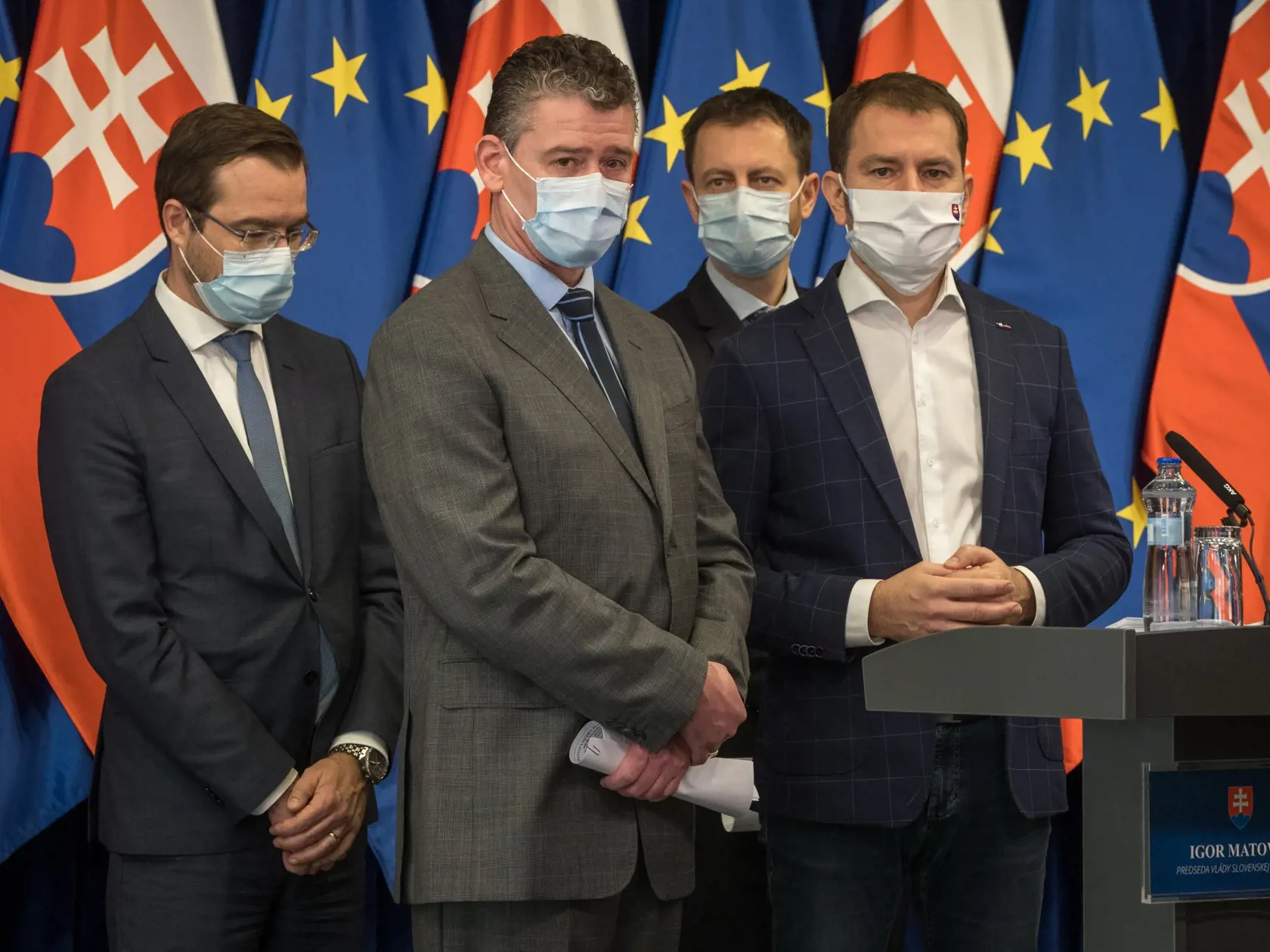 Tlačová beseda s predstaviteľmi vlády po zasadnutí krízového štábu. Premiér Igor Matovič informoval o výraznom rozšírení balíka bezpečnostných opatrení. Na snímke zľava je minister zdravotníctva Marek Krajčí, minister vnútra Roman Mikulec, premiér Igor Matovič a minister financií Eduard Heger.