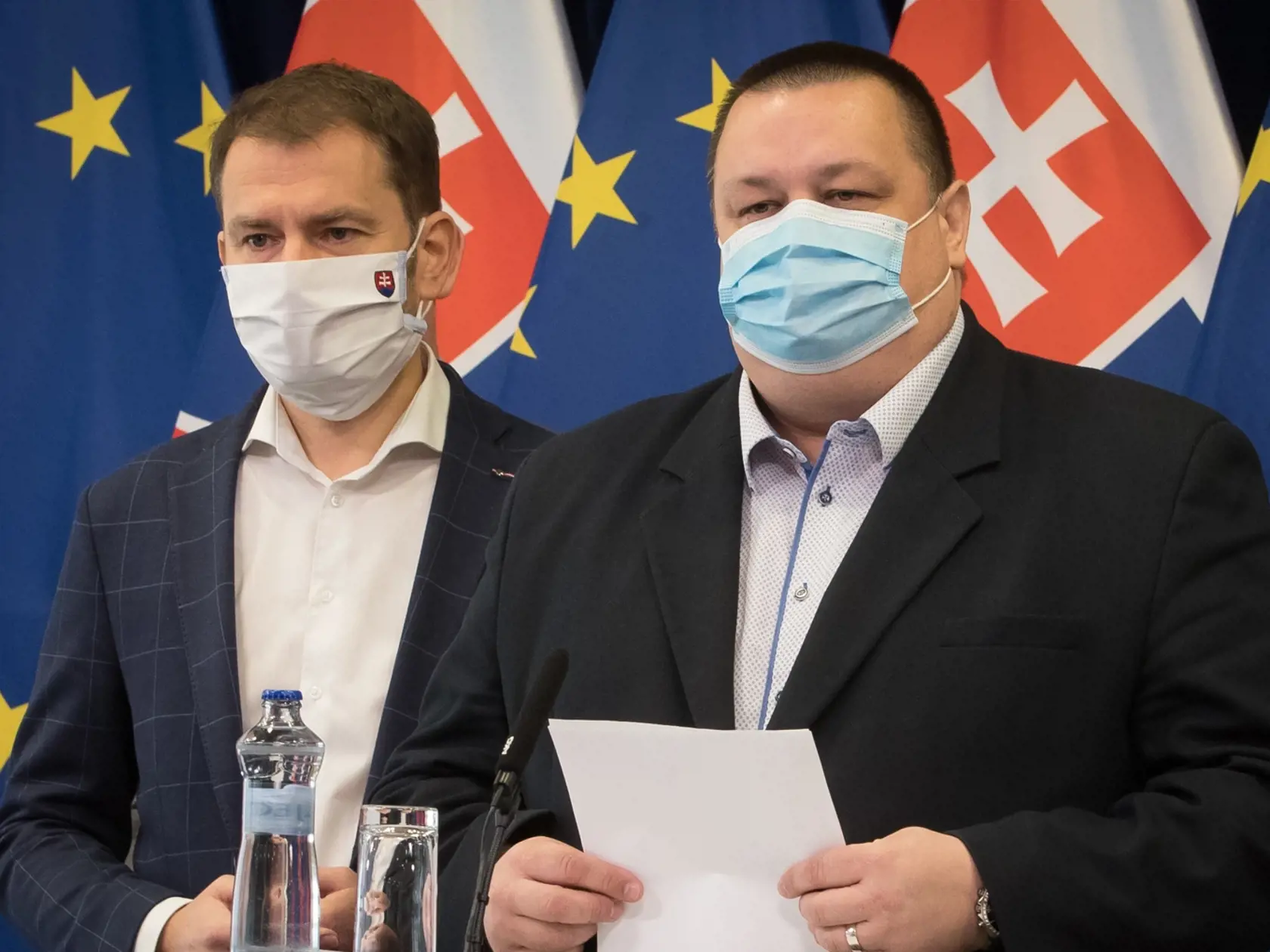 Tlačová beseda s predstaviteľmi vlády po zasadnutí krízového štábu. Premiér Igor Matovič informoval o výraznom rozšírení balíka bezpečnostných opatrení. Na snímke zľava je Igor Matovič a hlavný hygienik Ján Mikas.