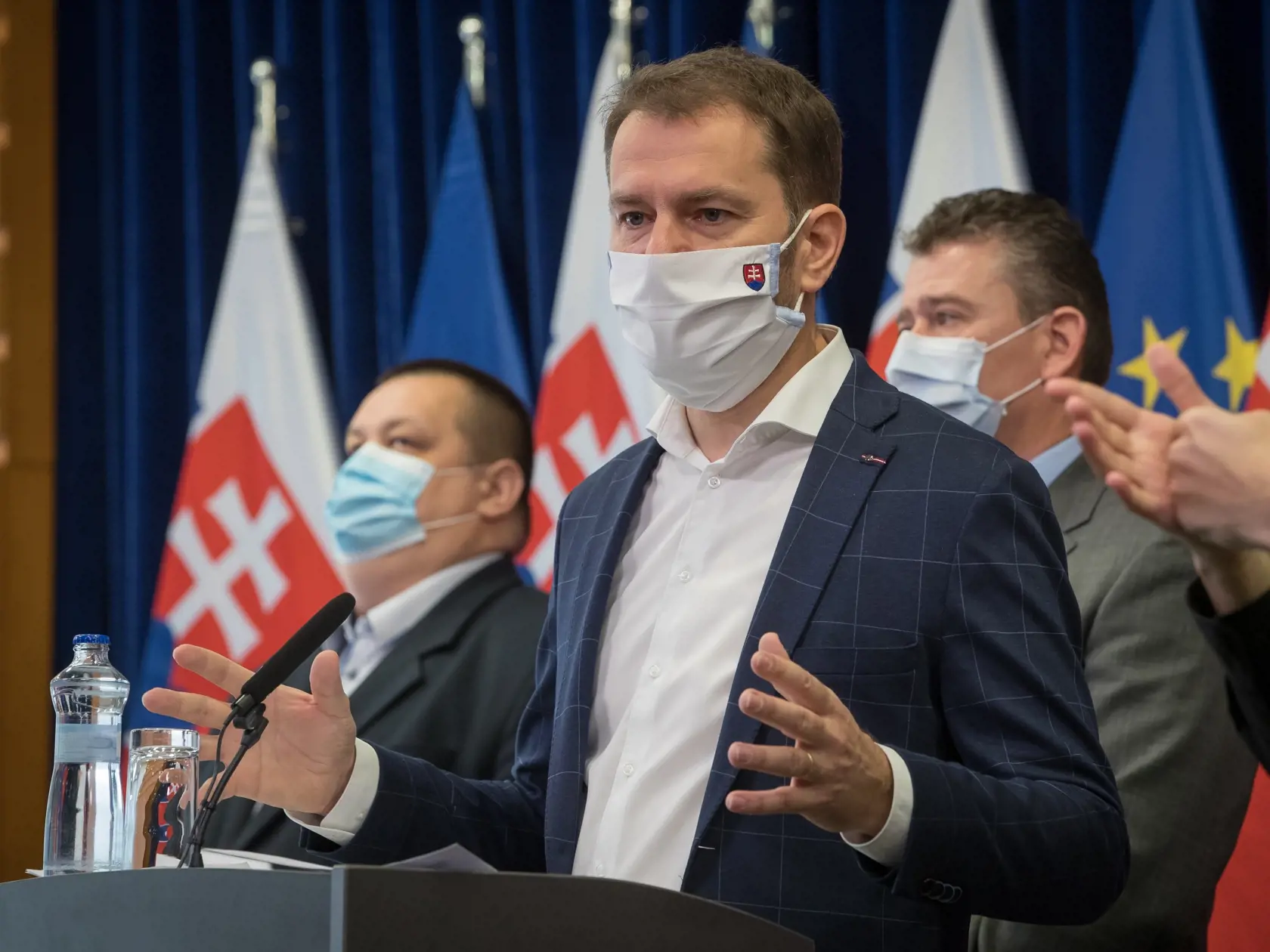 Tlačová beseda s predstaviteľmi vlády po zasadnutí krízového štábu. Premiér Igor Matovič informoval o výraznom rozšírení balíka bezpečnostných opatrení. Na snímke zľava je hlavný hygienik Ján Mikas, premiér Igor Matovič a minister vnútra Roman Mikulec.
