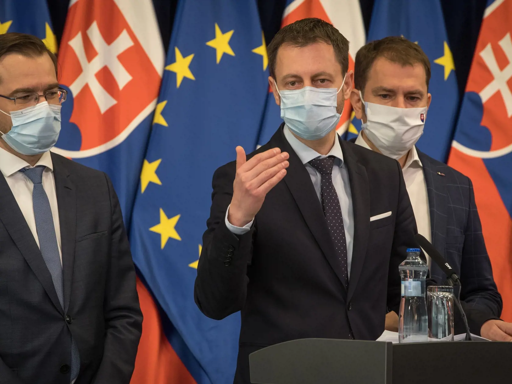 Tlačová beseda s predstaviteľmi vlády po zasadnutí krízového štábu. Premiér Igor Matovič informoval o výraznom rozšírení balíka bezpečnostných opatrení. Na snímke zľava je minister zdravotníctva Marek Krajčí, minister financií Eduard Heger a premiér Igor Matovič.