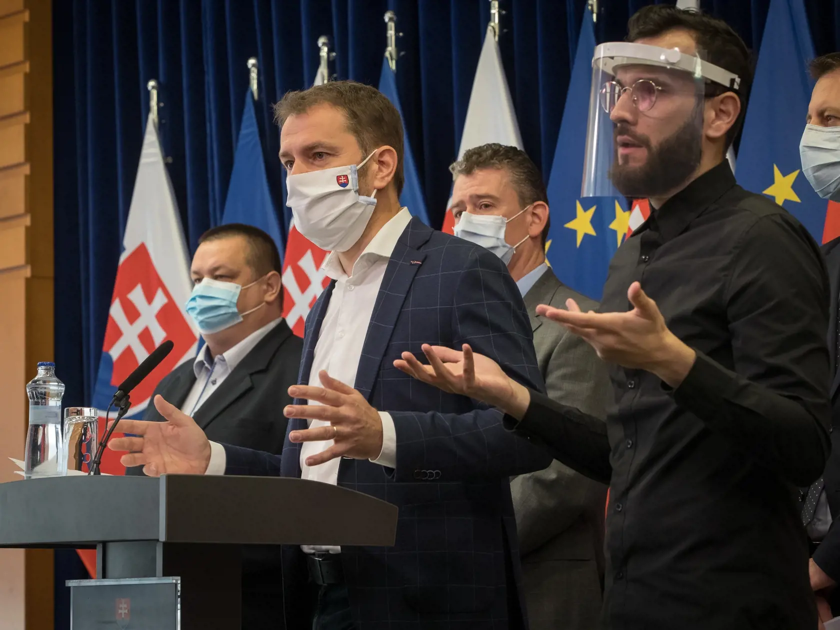 Tlačová beseda s predstaviteľmi vlády po zasadnutí krízového štábu. Premiér Igor Matovič informoval o výraznom rozšírení balíka bezpečnostných opatrení. Na snímke zľava je hlavný hygienik Ján Mikas, premiér Igor Matovič, minister vnútra Roman Mikulec, tlmočník posunkovej reči a minister financií Eduard Heger.