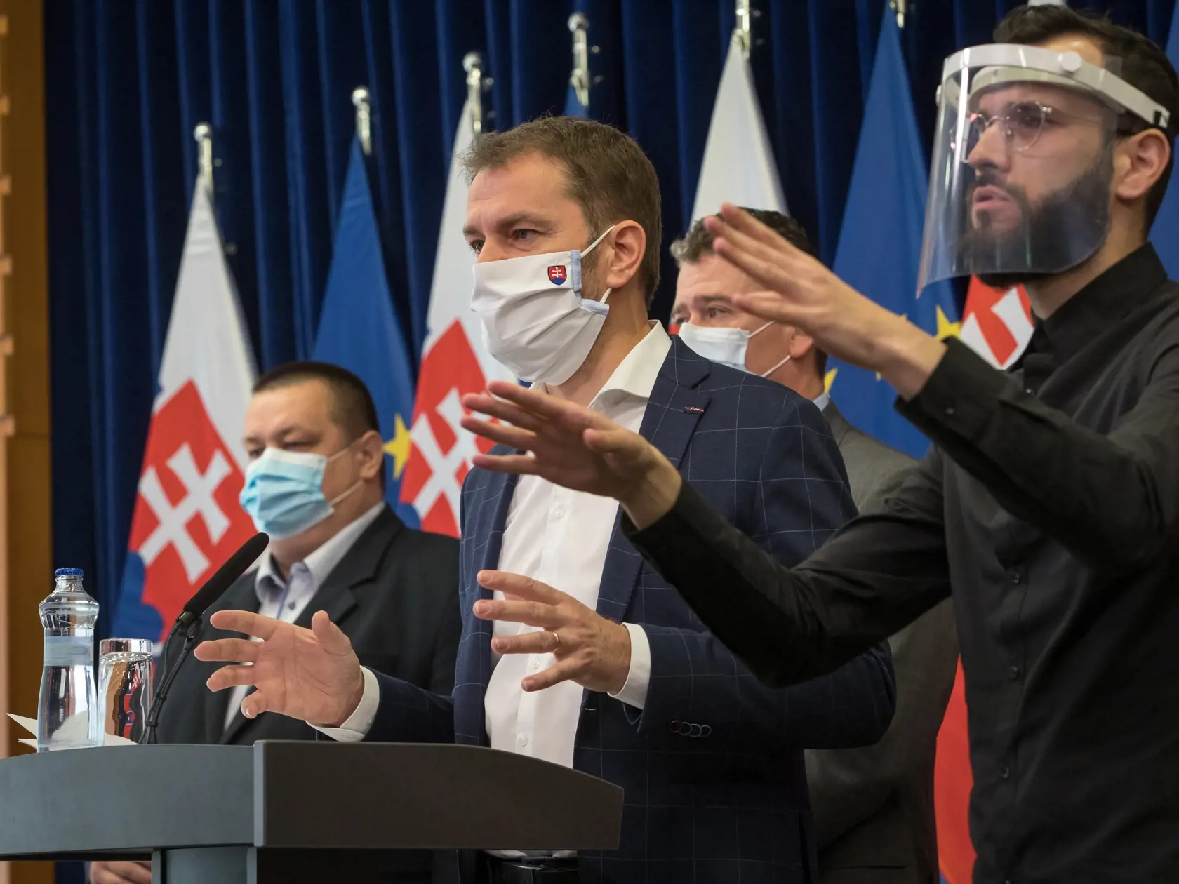Tlačová beseda s predstaviteľmi vlády po zasadnutí krízového štábu. Premiér Igor Matovič informoval o výraznom rozšírení balíka bezpečnostných opatrení. Na snímke zľava je hlavný hygienik Ján Mikas, premiér Igor Matovič a minister vnútra Roman Mikulec.