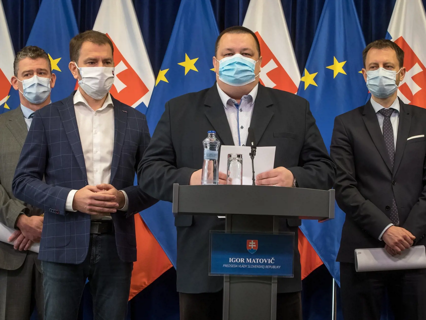 Tlačová beseda s predstaviteľmi vlády po zasadnutí krízového štábu. Premiér Igor Matovič informoval o výraznom rozšírení balíka bezpečnostných opatrení. Na snímke zľava je minister vnútra Roman Mikulec, premiér Igor Matovič, hlavný hygienik Ján Mikas a minister financií Eduard Heger.