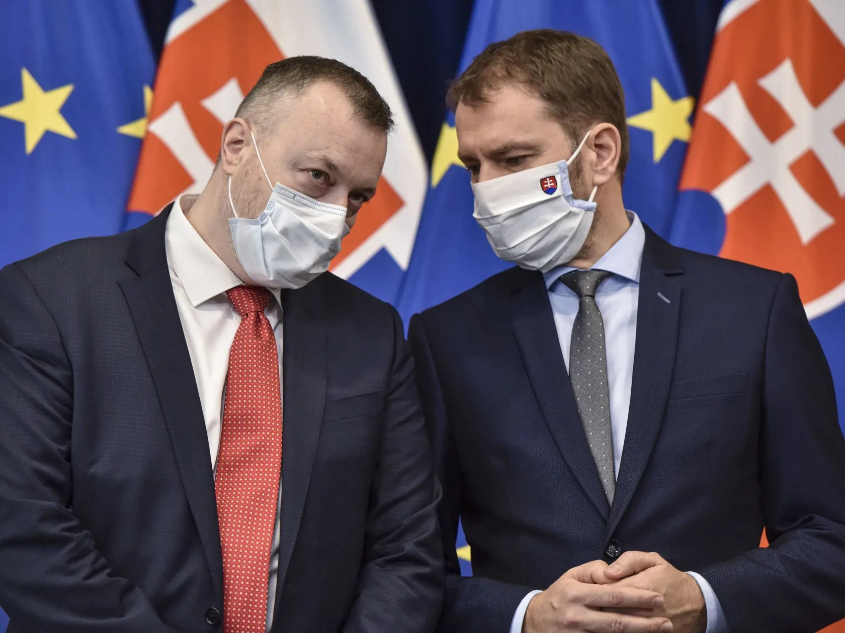 Na snímke je zľava minister práce, sociálnych vecí a rodiny SR Milan Krajniak (Sme rodina) a predseda vlády Igor Matovič počas tlačovej konferencie vlády o ekonomických opatreniach