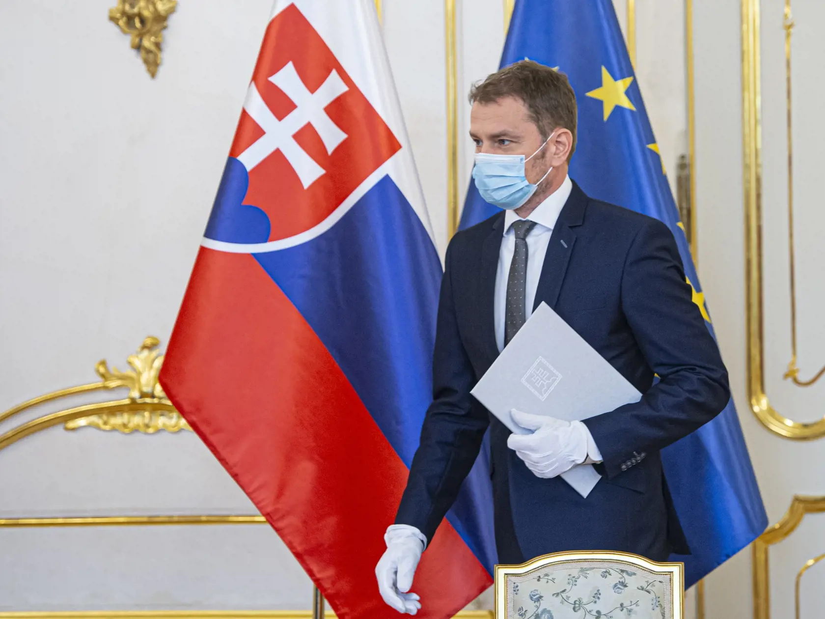 Na snímke je predseda vlády SR Igor Matovič s menovacím dekrétom po akte menovania novej vlády v Prezidentskom paláci v Bratislave.