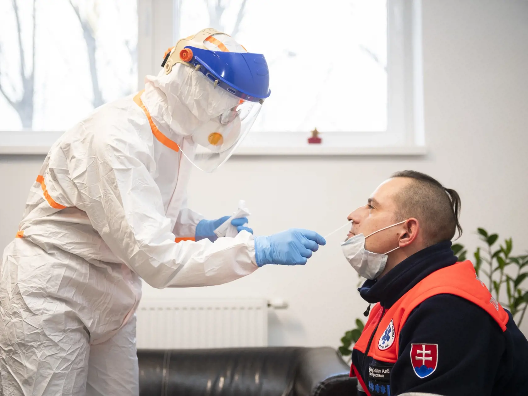 Presný postup je stanovený v usmernení hlavného hygienika. Človek, ktorý sa vráti zo zahraničia a pociťuje klinické príznaky ochorenia a je izolovaný v domácom prostredí, kontaktuje v prvom rade obvodného lekára. Mimo ordinačných hodín má zavolať na linku 112 alebo 155. Obvodný lekár následne kontaktuje krajské operačné stredisko, ktoré situáciu konzultuje s regionálnym hygienikom. Ten povie, či sa musí pacient previezť do nemocnice, alebo je možné vyšetriť ho u neho doma.