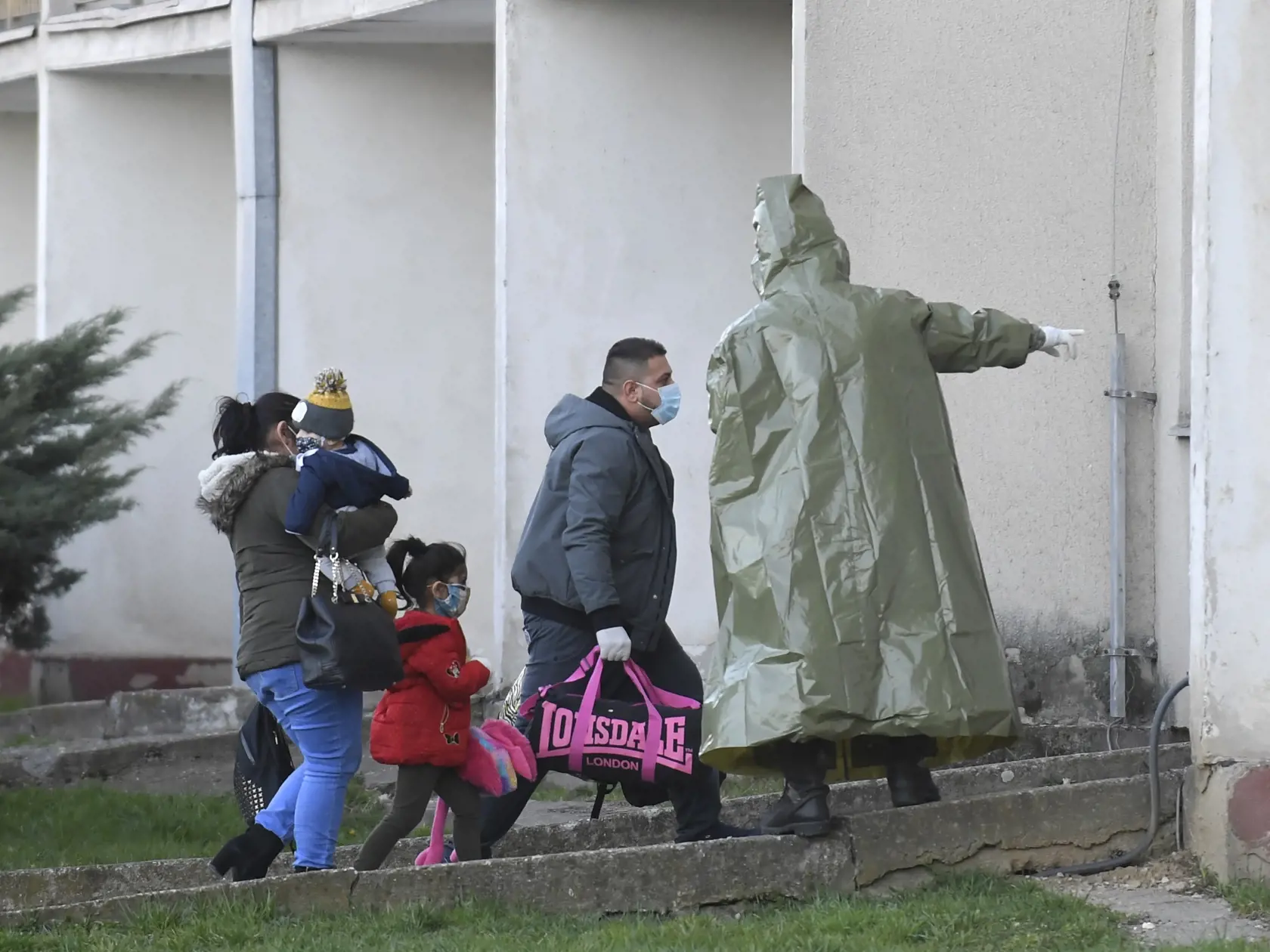 Na stredoškolských internátoch Medická 2 v Košiciach umiestnili približne 200 repatriantov, Slovákov, ktorí  sa vrátili z Veľkej Británie a musia byť povinne umiestnení do karantény.