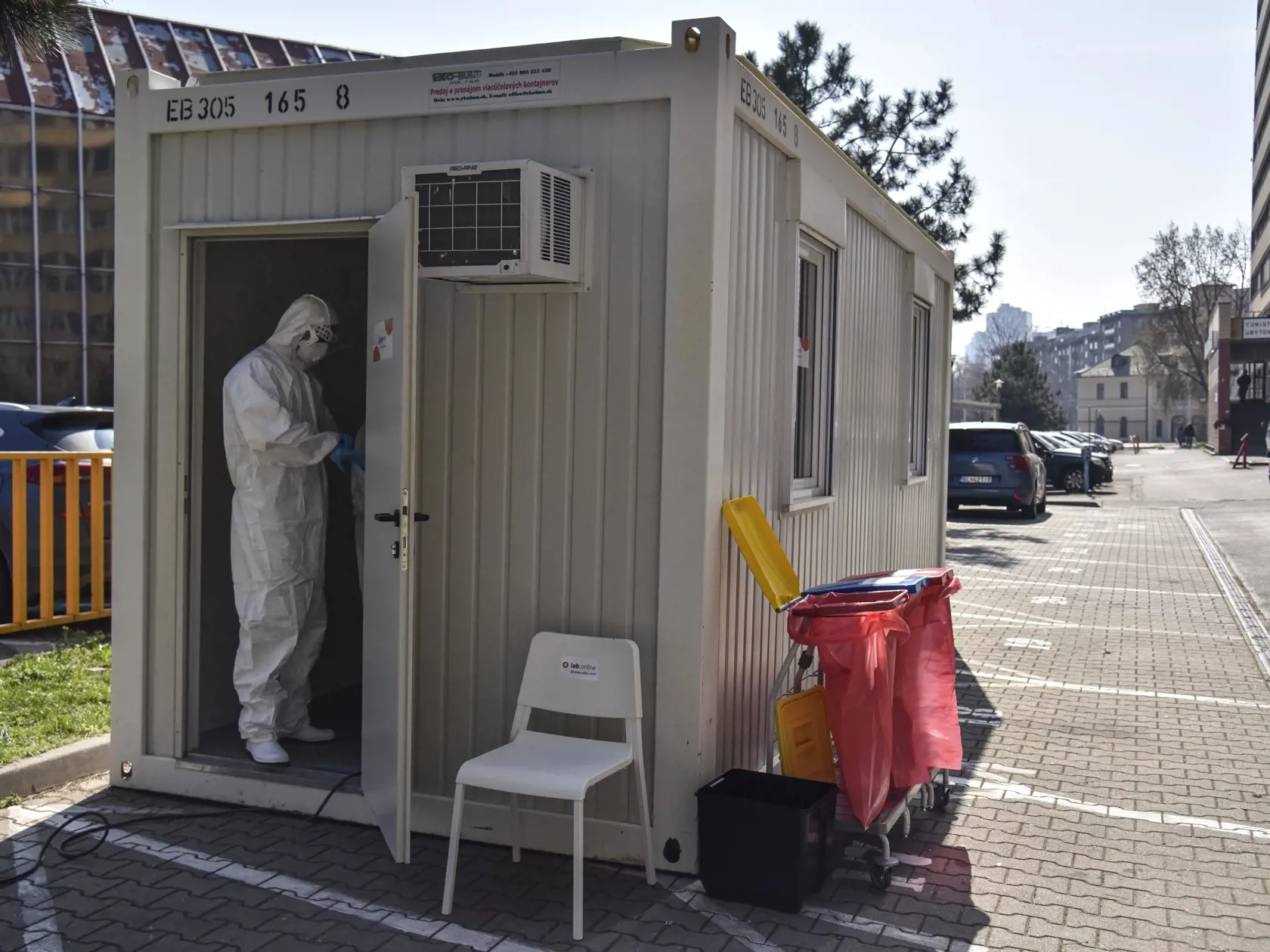 Na snímke je pracovník v pracovnom kontajnery, kde prebieha takzvaný drive-thru test na nový koronavírus