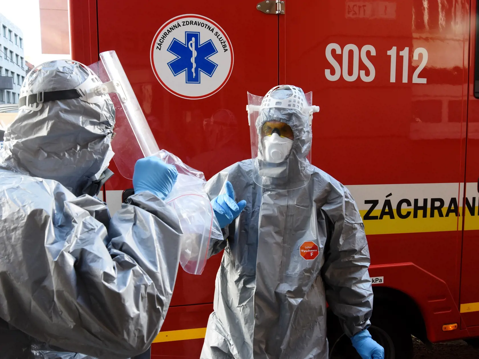 Na snímke sú hasiči s odobratými vzorkami od pacienta podozrivého na ochorenie na koronavírus v jednej z bratislavských štvrtí.