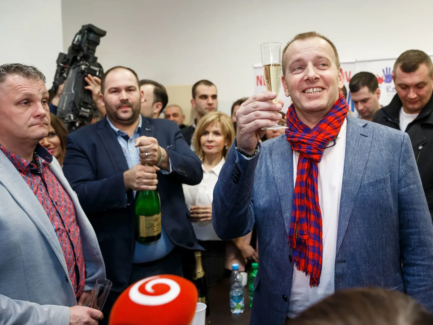 Peter Pčolinský odišiel z hnutia Sme rodina. Teraz za peniaze zverejňuje súkromné fotky a videá politických exkolegov.