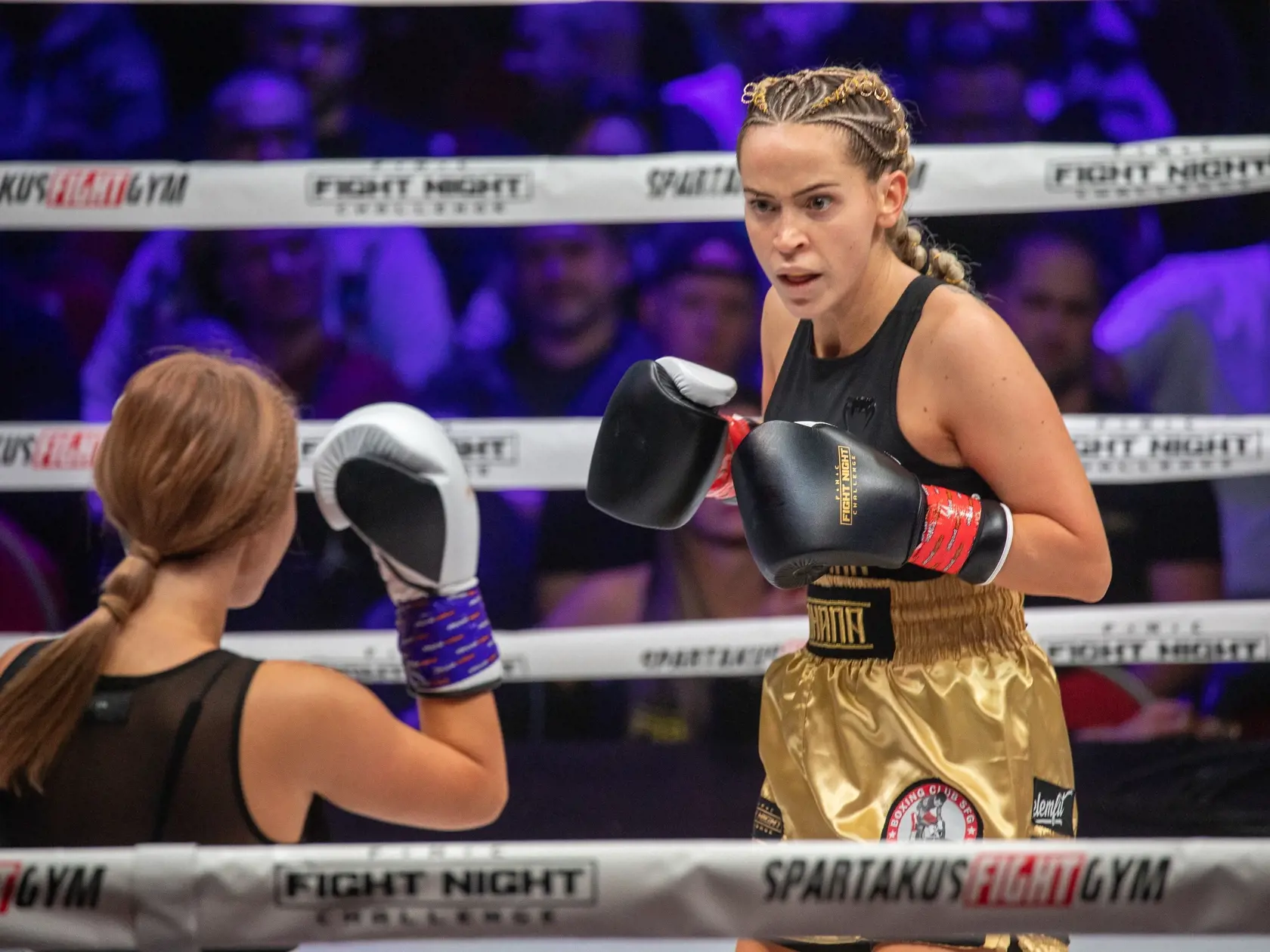 Na snímke je Fight Night Challenge. Ide o tretí turnaj organizácie FNC, ktorý sa konal v Brne. Zápasili skúsení bojovníci, no aj celebrity z hudobného priemyslu. Na fotke  je slovenská speváčka, hudobníčka Dominika Mirgová a  speváčka Aless Capparelli.