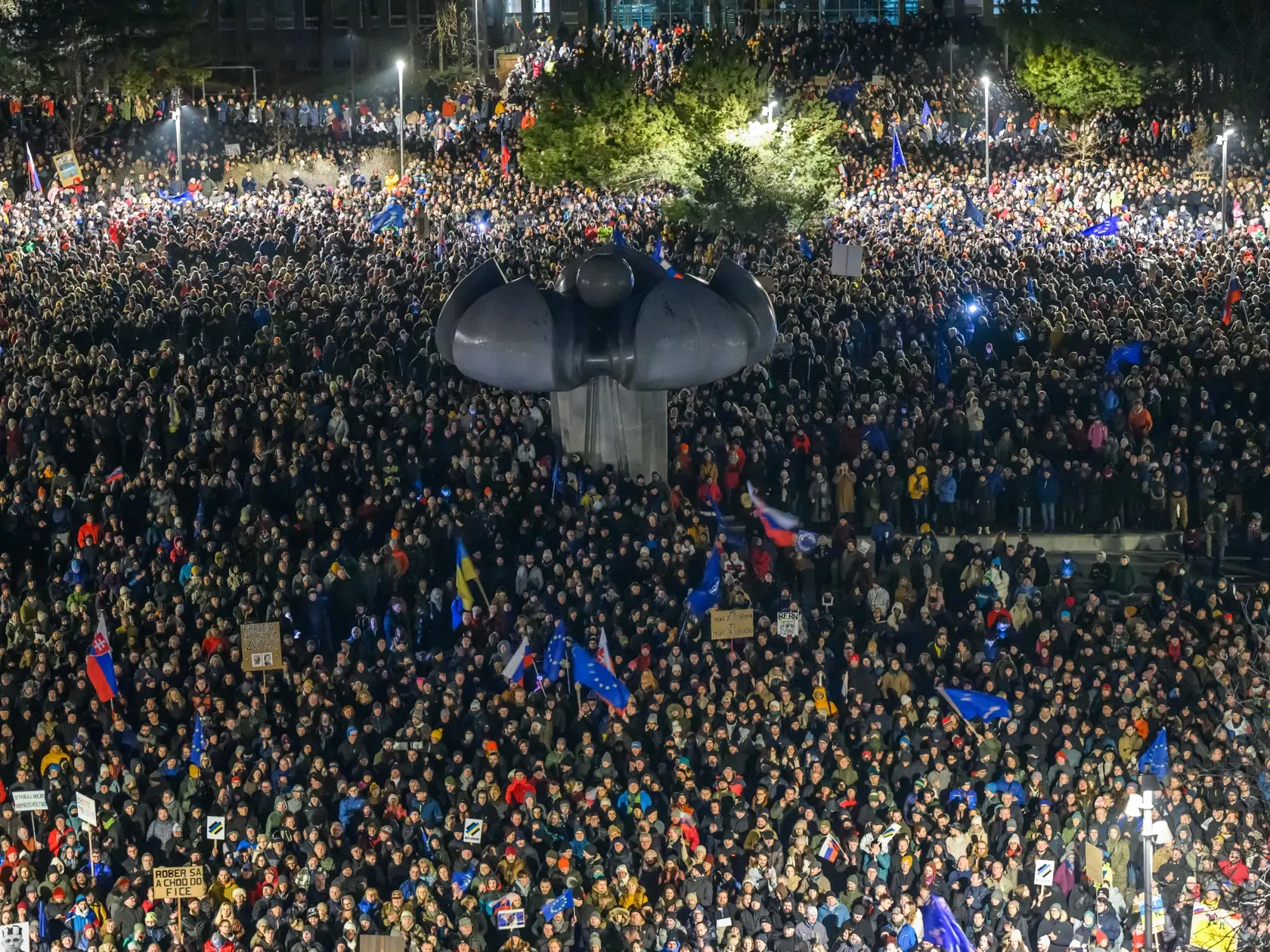 Na snímke pohľad z vrchu počas protivládneho zhromaždenia Slovensko je Európa na Námestí Slobody v Bratislave 24. januára 2025. Vo viacerých mestách Slovenska sa v piatok večer konajú protesty, ktorým cieľom je zdôrazniť, že Slovensko patrí do Európskej únie a Severoatlantickej aliancie. TASR o tom informovala Katarína Cíbiková z iniciatívy Mier Ukrajine. FOTO TASR - Jaroslav Novák