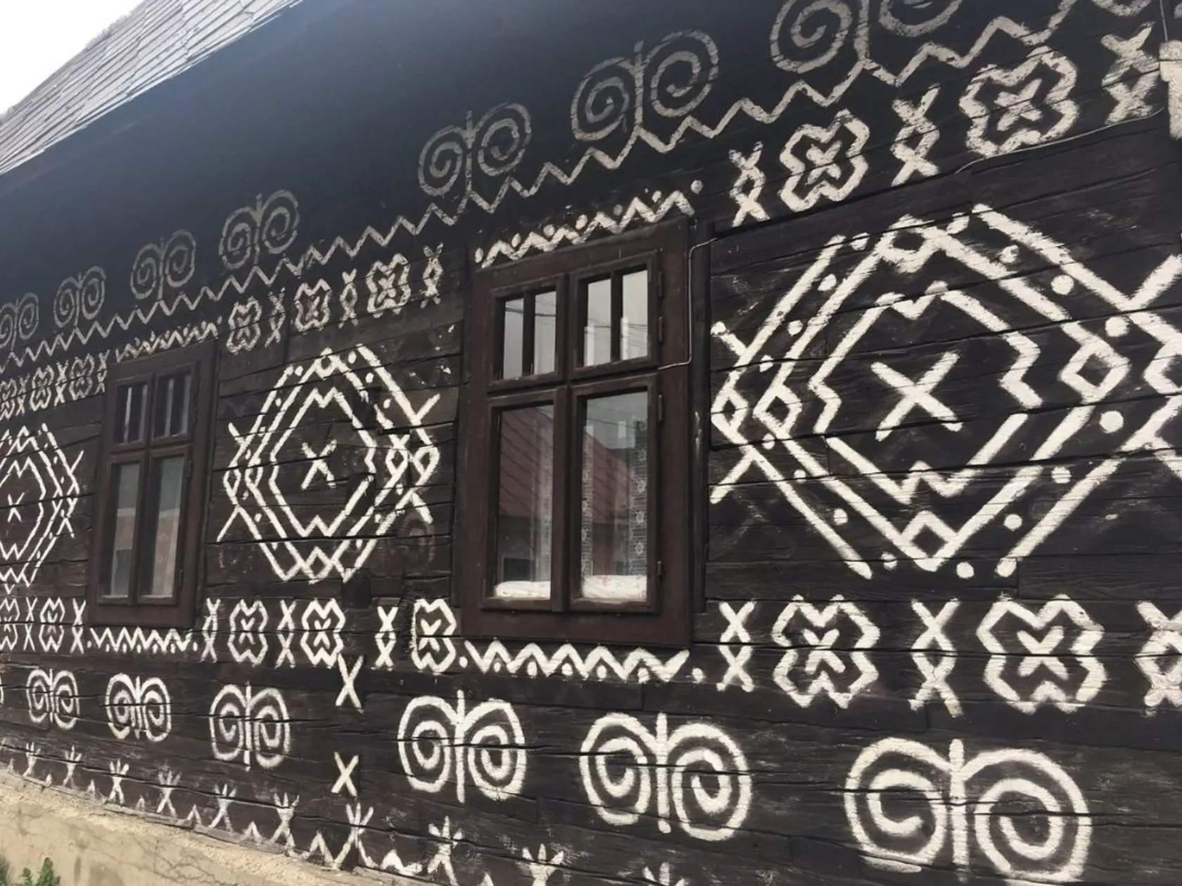 V rázovitej obci Čičmany, ktorá je vyhlásená za pamiatkovú rezerváciu, spravuje Považské múzeum dve drevenice – Radenov dom a Dom č. 42. V oboch sa nachádzajú expozície sprítomňujúce život našich predkov, ktorý mal v Čičmanoch svoje jedinečné špecifiká neopakovateľné nikde vo svete.