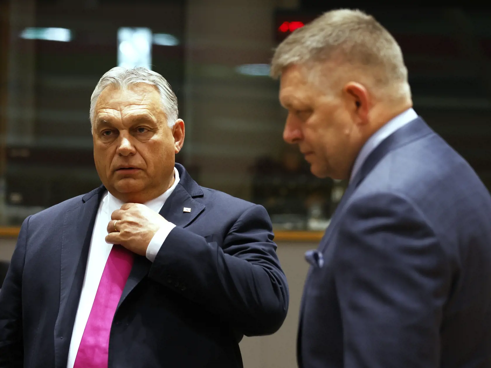 Slovenský premiér Robert Fico (vpravo) a maďarský premiér Viktor Orbán (vľavo) diskutujú na úvod dvojdňového summitu lídrov EÚ v Bruseli vo štvrtok 26. októbra 2023. Dvojdňový summit lídrov EÚ, ktorý sa začal vo štvrtok popoludní v Bruseli, má okrem dávnejšie dohodnutých tém ponúknuť aj odpoveď na to, ako sa Európska únia postaví k najnovšej vlne násilia medzi Izraelom a palestínskym hnutím Hamas.