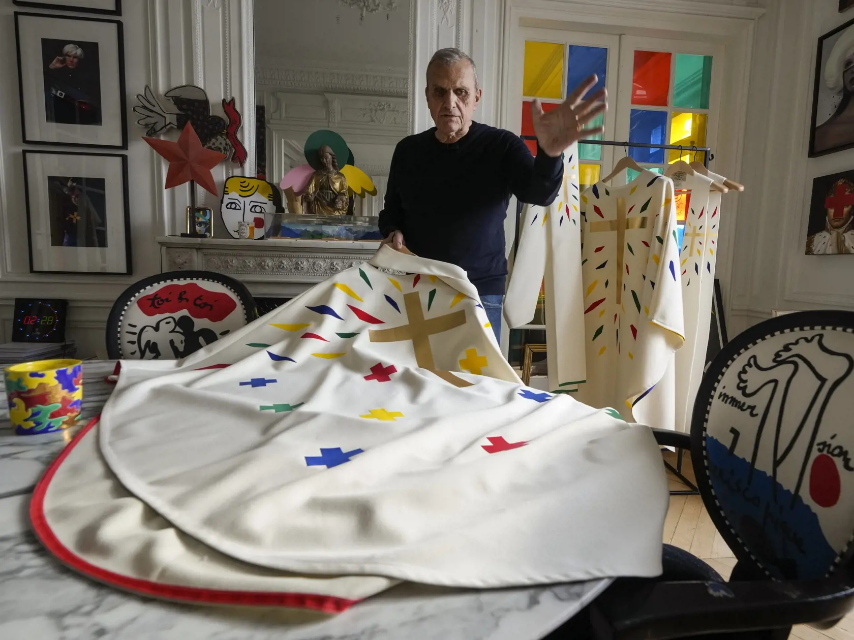 AG9 Paríž - Na snímke francúzsky módny návrhár Jean-Charles de Castelbajac ukazuje liturgické rúcha, ktoré navrhol pre biskupov a kňazov k príležitosti znovuotvorenia parížskej katedrály Notre Dame, v stredu 20. novembra 2024 v Paríži. Znovuotvorenie rekonštruovanej parížskej katedrály je naplánované na 7. decembra 2024. FOTO TASR/AP

Designer Jean-Charles de Castelbajac displays a liturgical vestment for bishops to be worn at the reopening of Paris' Notre Dame Cathedral in December during an interview with the Associated Press Wednesday, Nov. 20, 2024 in Paris. (AP Photo/Michel Euler) 