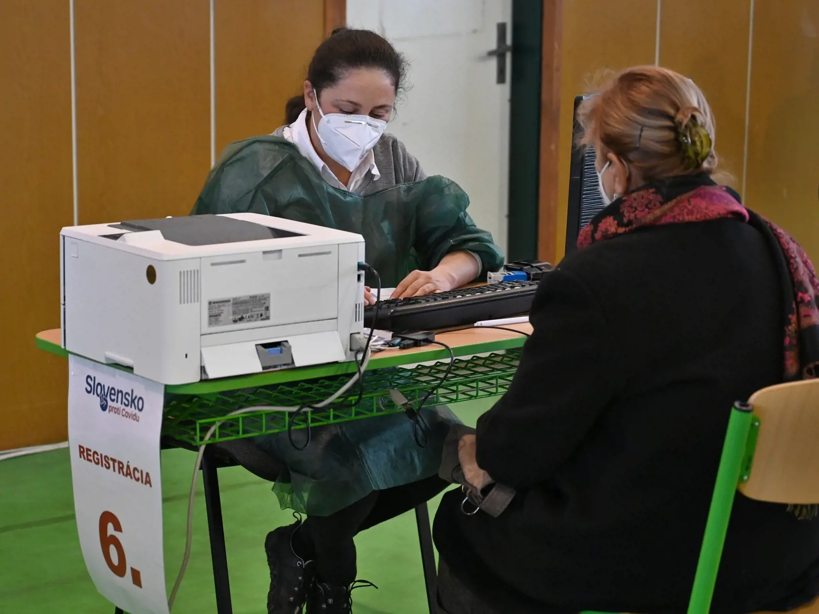 Trnavská župa spúšťa očkovanie treťou dávkou vakcíny proti ochoreniu Covid-19. Na snímke lekárka a pacientka počas registrácie v očkovacom centre na Strednej odbornej škole elektrotechnickej v Trnave v sobotu 23. októbra 2021. FOTO TASR - Lukáš Grinaj