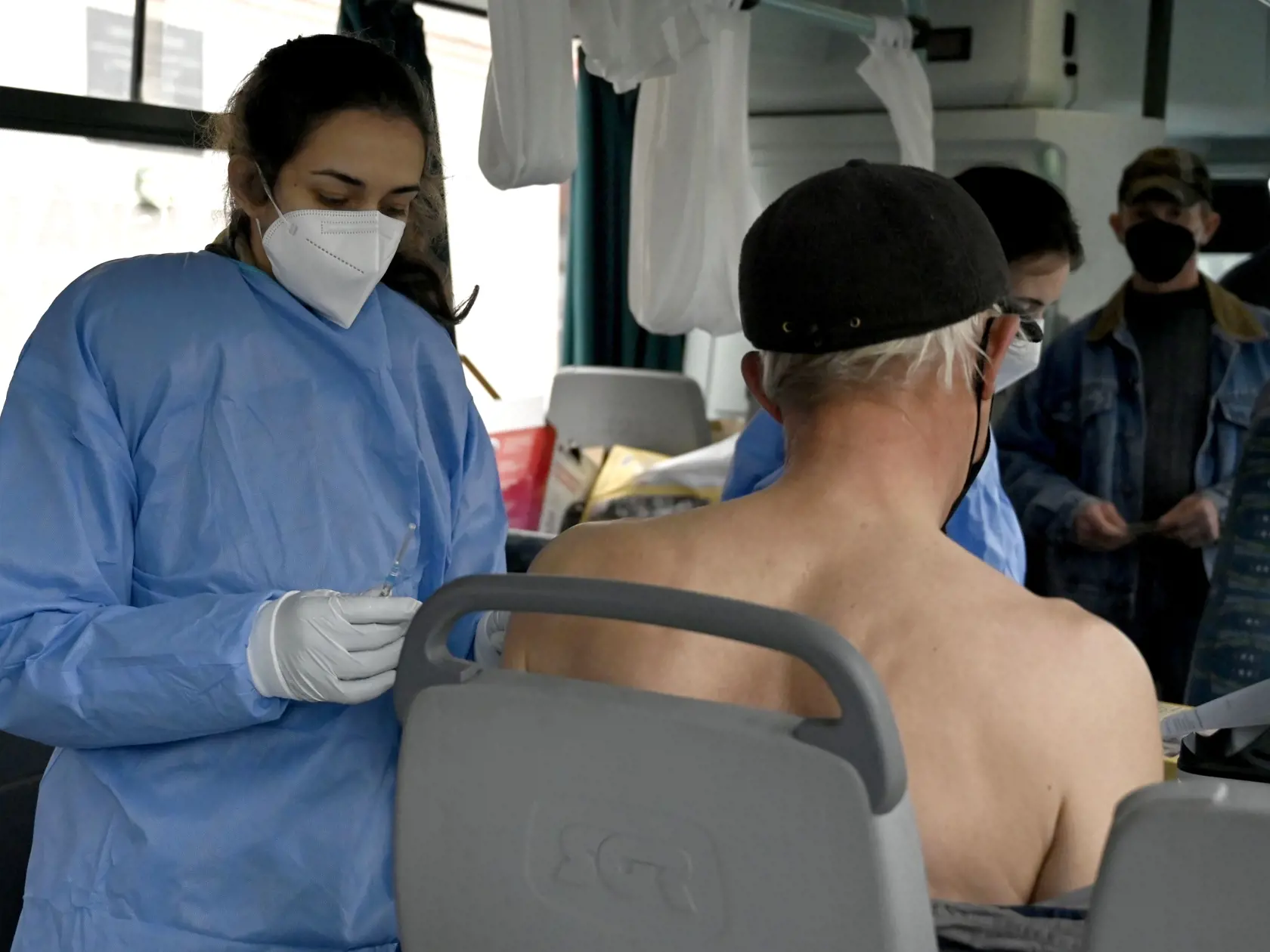 Na snímke očkovanie v očkovacom autobuse Košického samosprávneho kraja (KSK) pred Mestským úradom v Sečovciach 17. novembra 2021. FOTO TASR - Roman Hanc