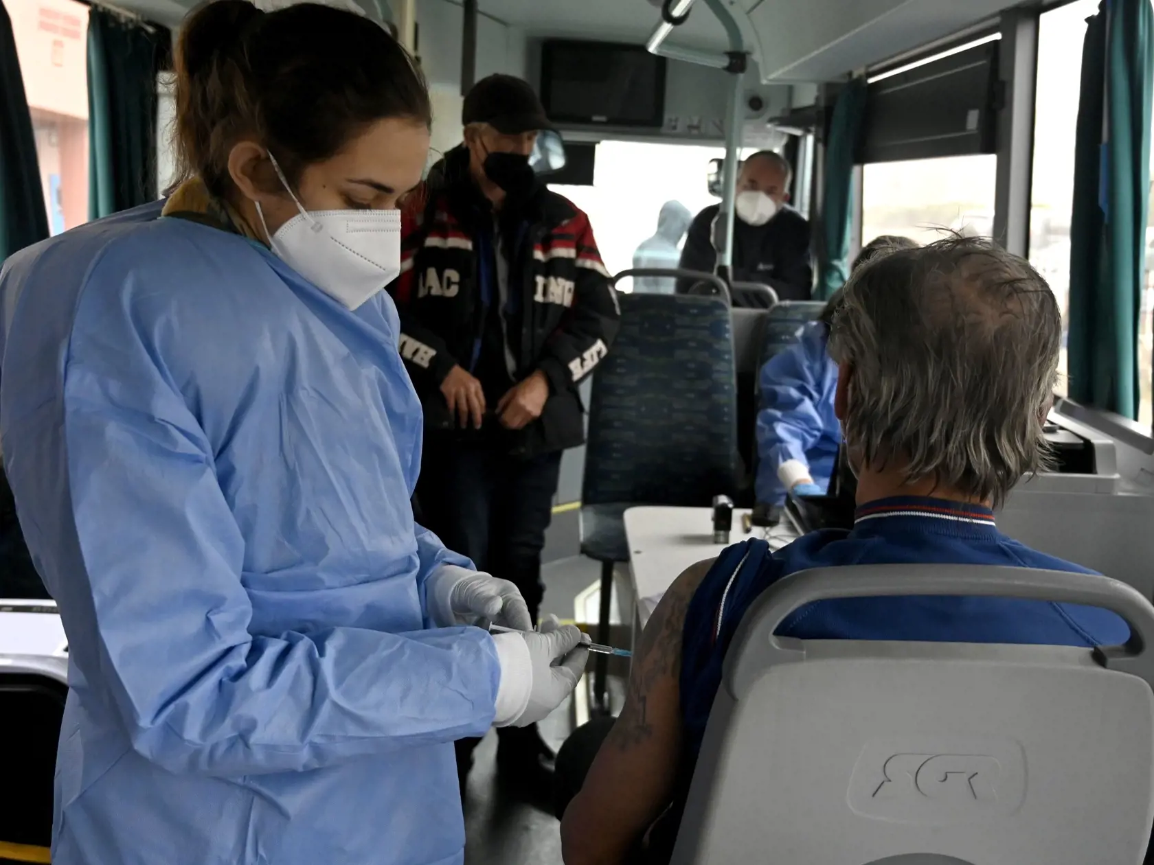 Na snímke očkovanie v očkovacom autobuse Košického samosprávneho kraja (KSK) pred Mestským úradom v Sečovciach 17. novembra 2021. FOTO TASR - Roman Hanc