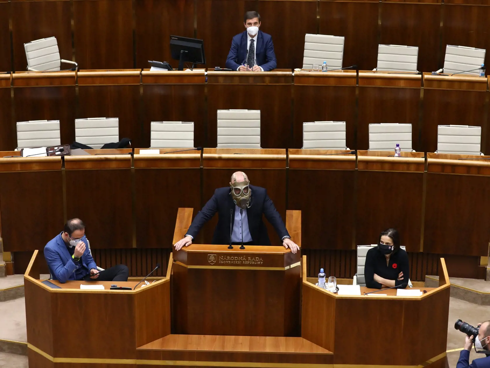 Národná rada vo svojom stanovisku poukazovala v roku 2014 na článok 13 ústavy, ktorý pripúšťa obmedzenie základných práv a slobôd: "A to vzhľadom na ustanovený cieľ. V danom prípade
je tento cieľ vyjadrený znením ´v súvislosti s predchádzaním prenosným ochoreniam´." (ilustračné foto)