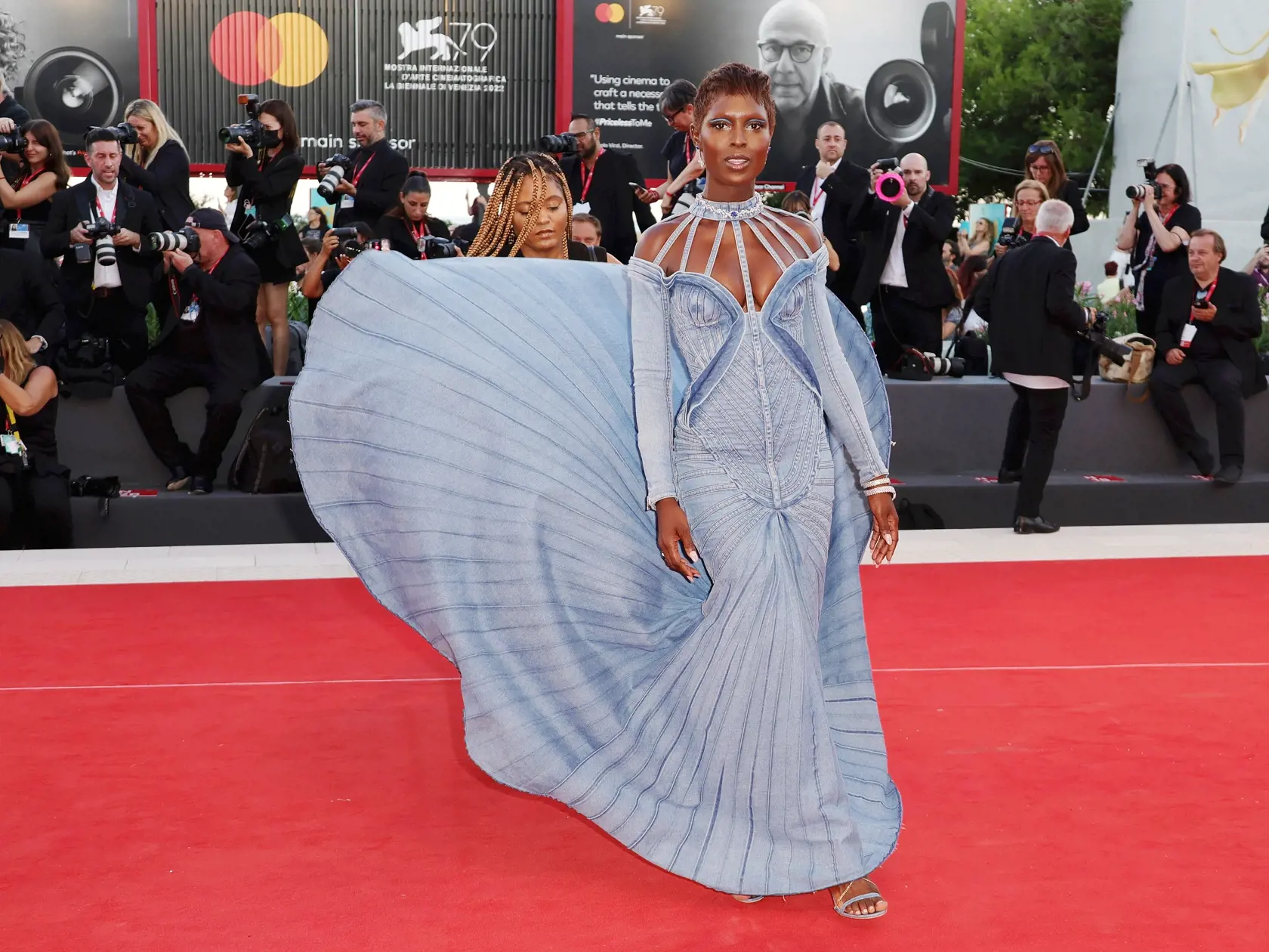 Odvážnymi a neobyčajnými šatami zahviezdila aj herečka Jodie Turner-Smith (35).