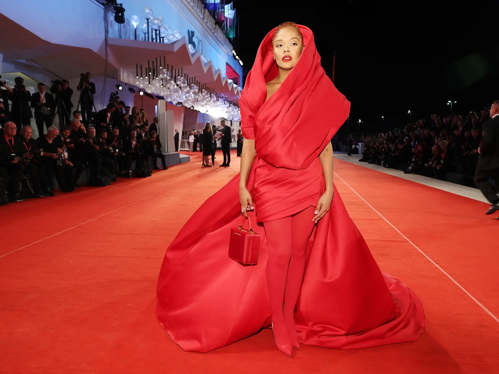 Na červenú čiapočku sa zahrala herečka Tessa Thompson, známa z filmu muži v čiernom (2019).