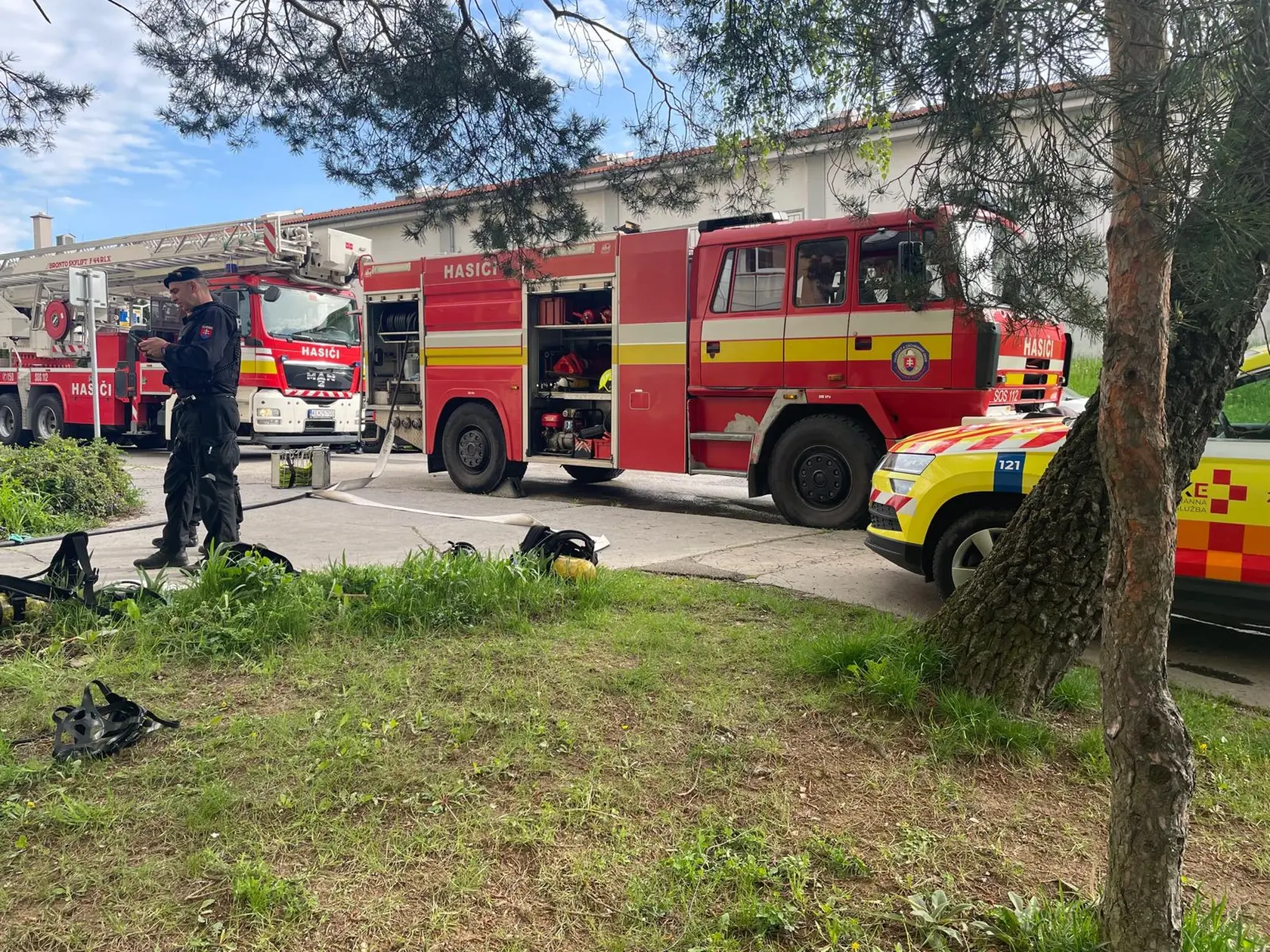 Byt na Kalinovskej v Košiciach zasiahol požiar, ľudí z bytovky evakuujú.