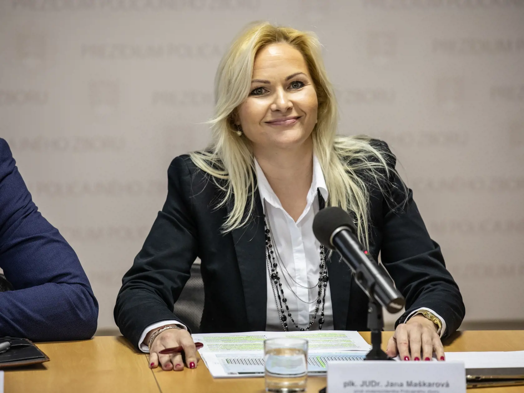 Podľa exkluzívnych zistení denníka Plus JEDEN DEŇ bude novou policajnou prezidentkou Jana Maškarová, ktorá už v minulosti pracovala ako policajná viceprezidentka. Počas vlád Igora Matoviča a Eduarda Hegera sa jej meno spomínalo vo viacerých kauzách a dokonca bola vypovedať na NAKA v kauze Očistec. Do úradu by mala nastúpiť už budúci pondelok.