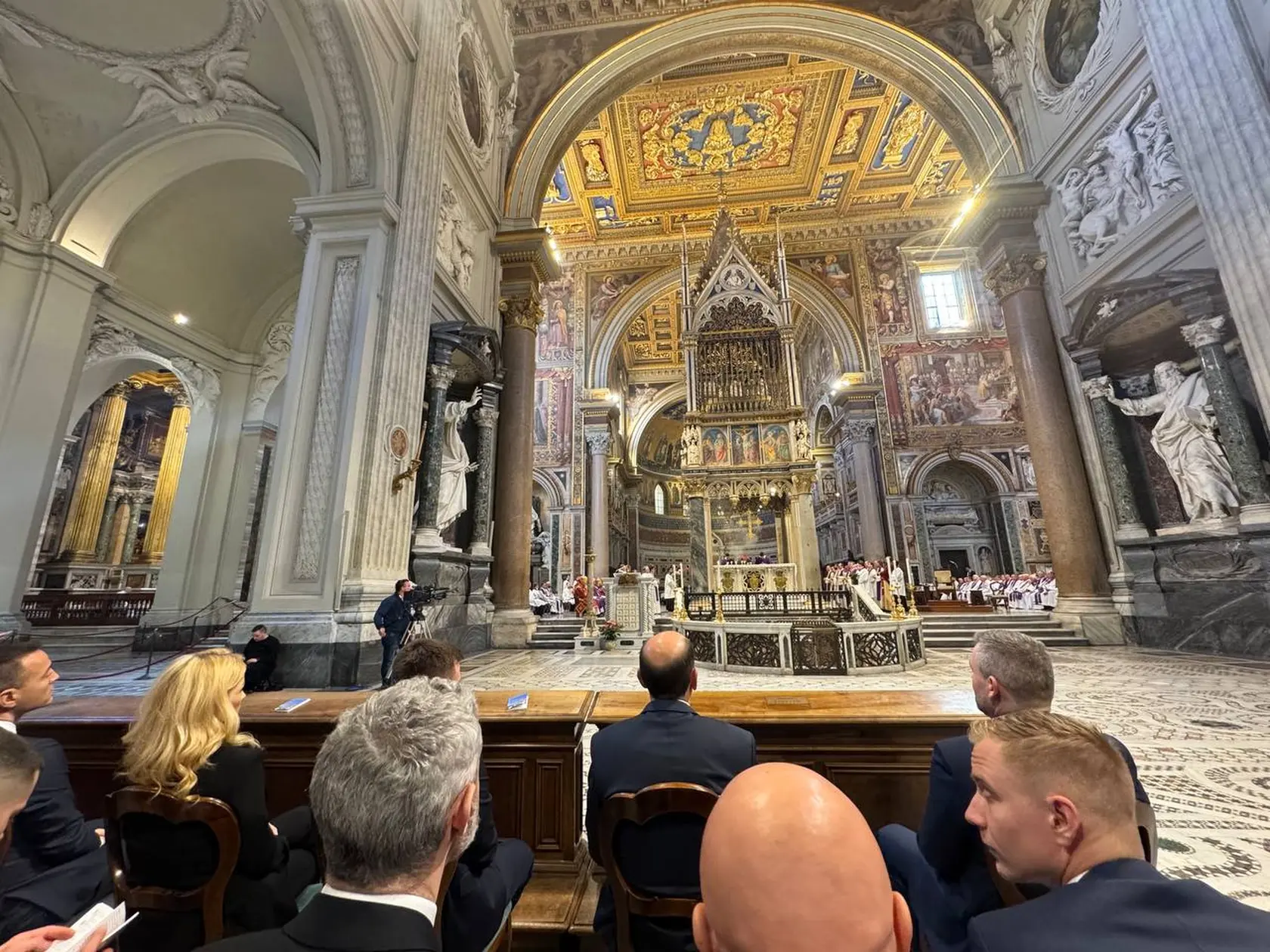 Ministerka Martina Šimkovičová (2. zľava)  v Bazilike svätého Jána v Lateráne (San Giovanni in Laterano) v Ríme, ktorá je katedrálou pápeža ako rímskeho biskupa. Ide o jednu z najvýznamnejších a najstarších bazilík v katolíckom svete.