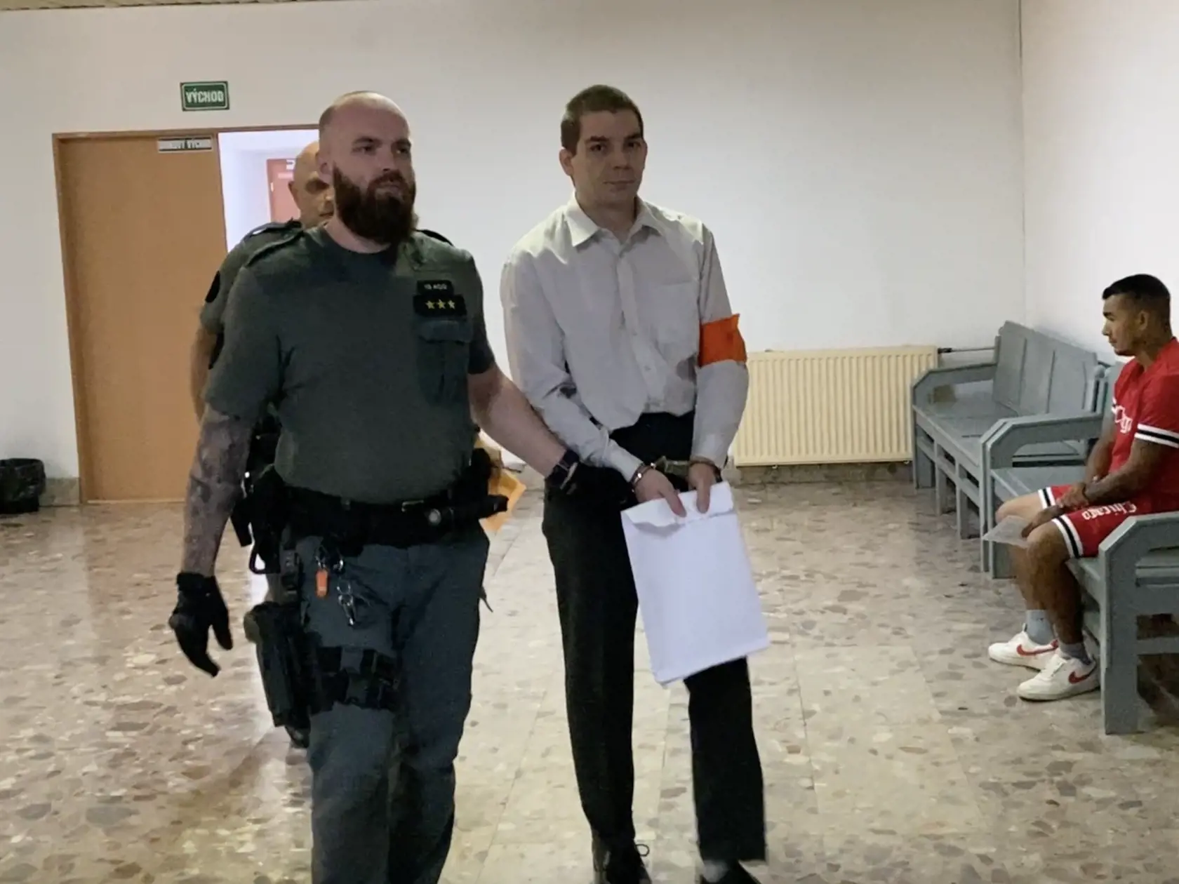 Lukáš Demek (43) je od vlaňajšieho decembra vo väzbe. Vinia ho zo zločinu obmedzovania osobnej slobody za to, že zamykal školáčku Elenu (16) v stodole pri svojom rodinnom dome a mal s ňou vzťah.