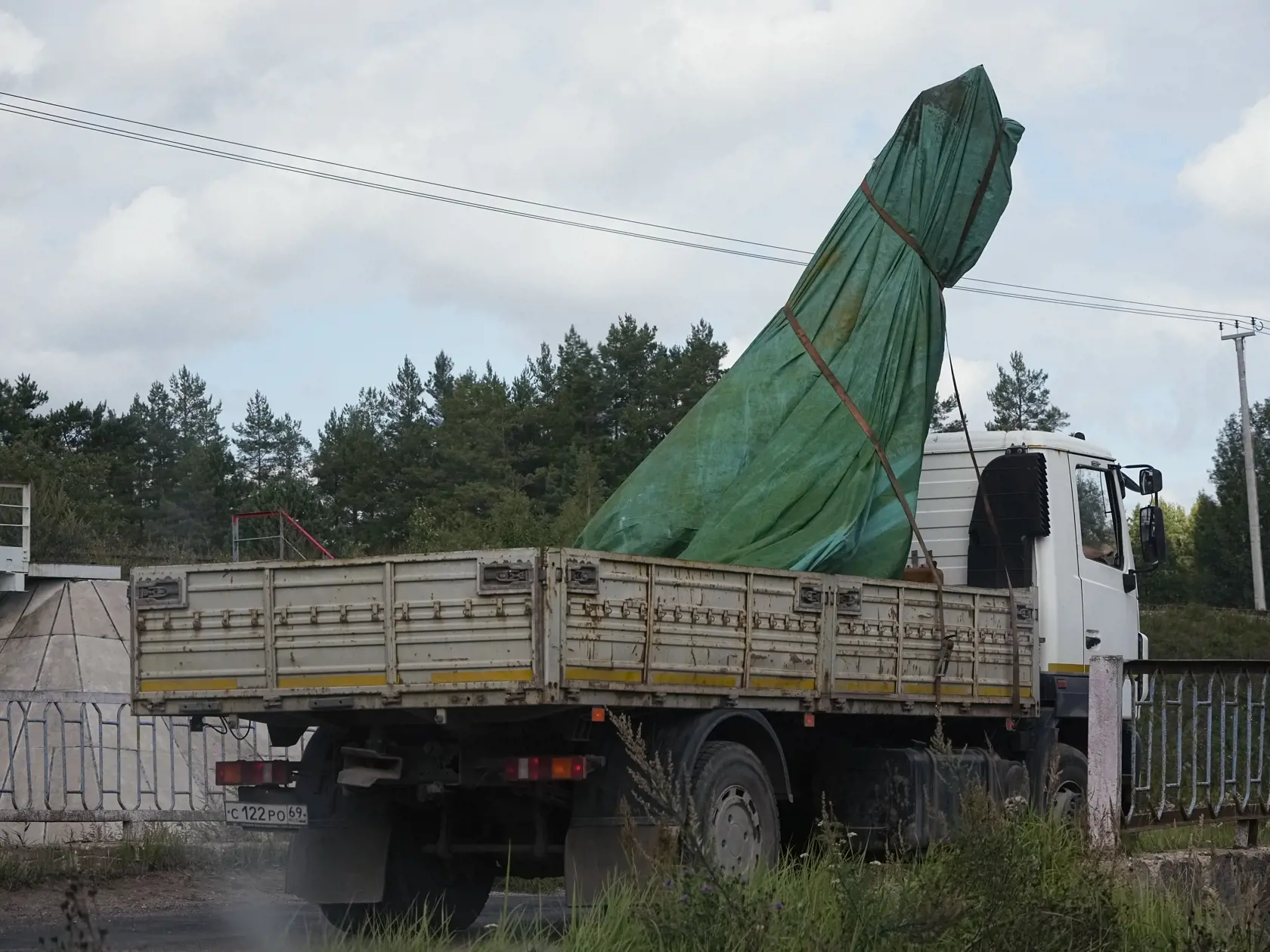 KK10 Kuženkino - Na snímke nákladné auto odchádza s časťou súkromného lietadla, ktoré malo patriť Jevgenijovi Prigožinovi, šéfovi žoldnierskej Vagnerovej skupiny z miesta pádu v Tverskej oblasti severne od Moskvy v piatok 25. augusta 2023. Ruské úrady oznámili, že Prigožin bol na zozname cestujúcich, z ktorých haváriu, ku ktorej došlo vo štvrtok 24. augusta 2023, nikto neprežil. Prigožinova smrť však doposiaľ nebola oficiálne potvrdená. Na palube bolo desať ľudí vrátane troch členov posádky. FOT